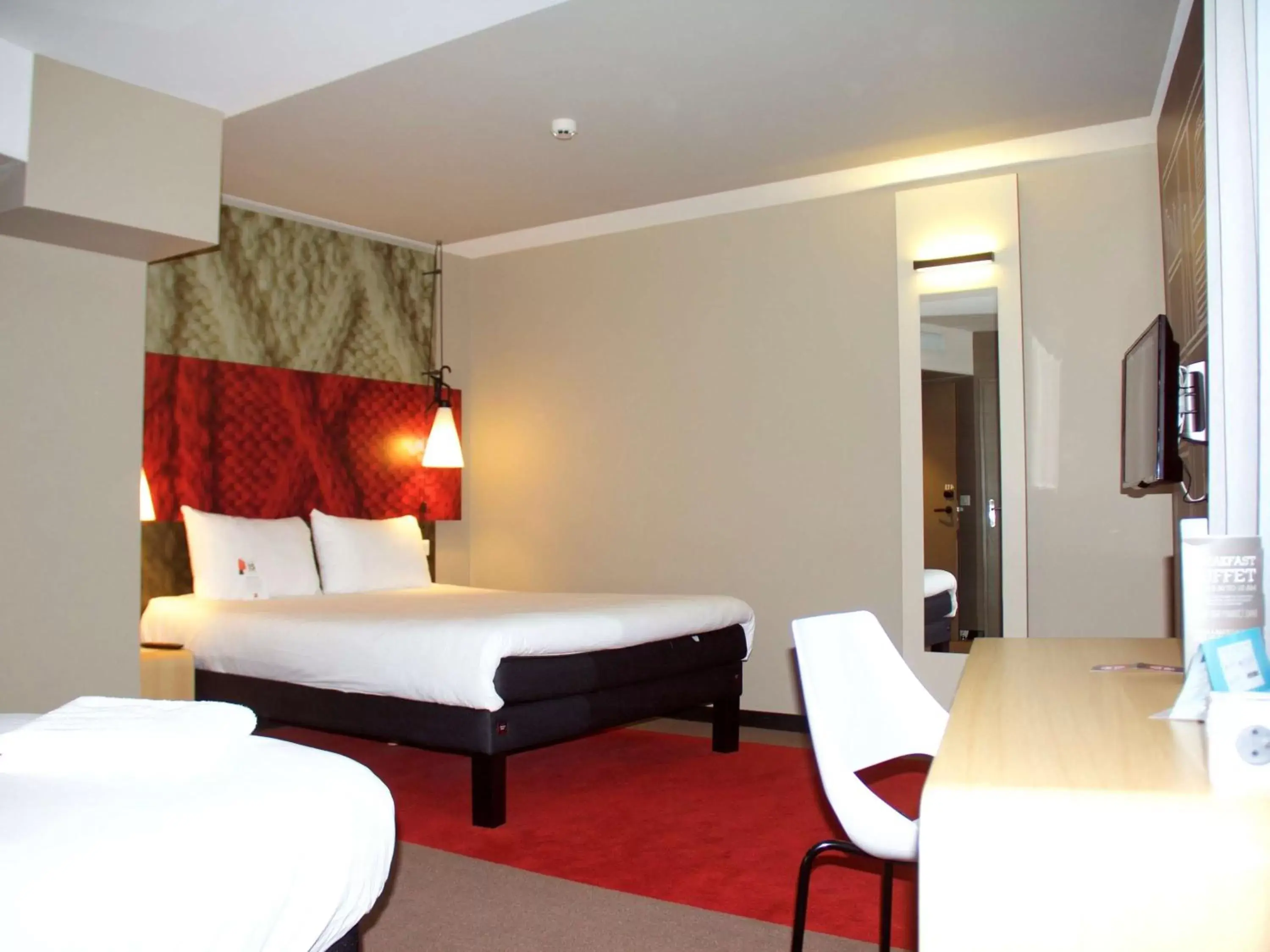 Photo of the whole room, Bed in ibis Lille Centre Grand Palais