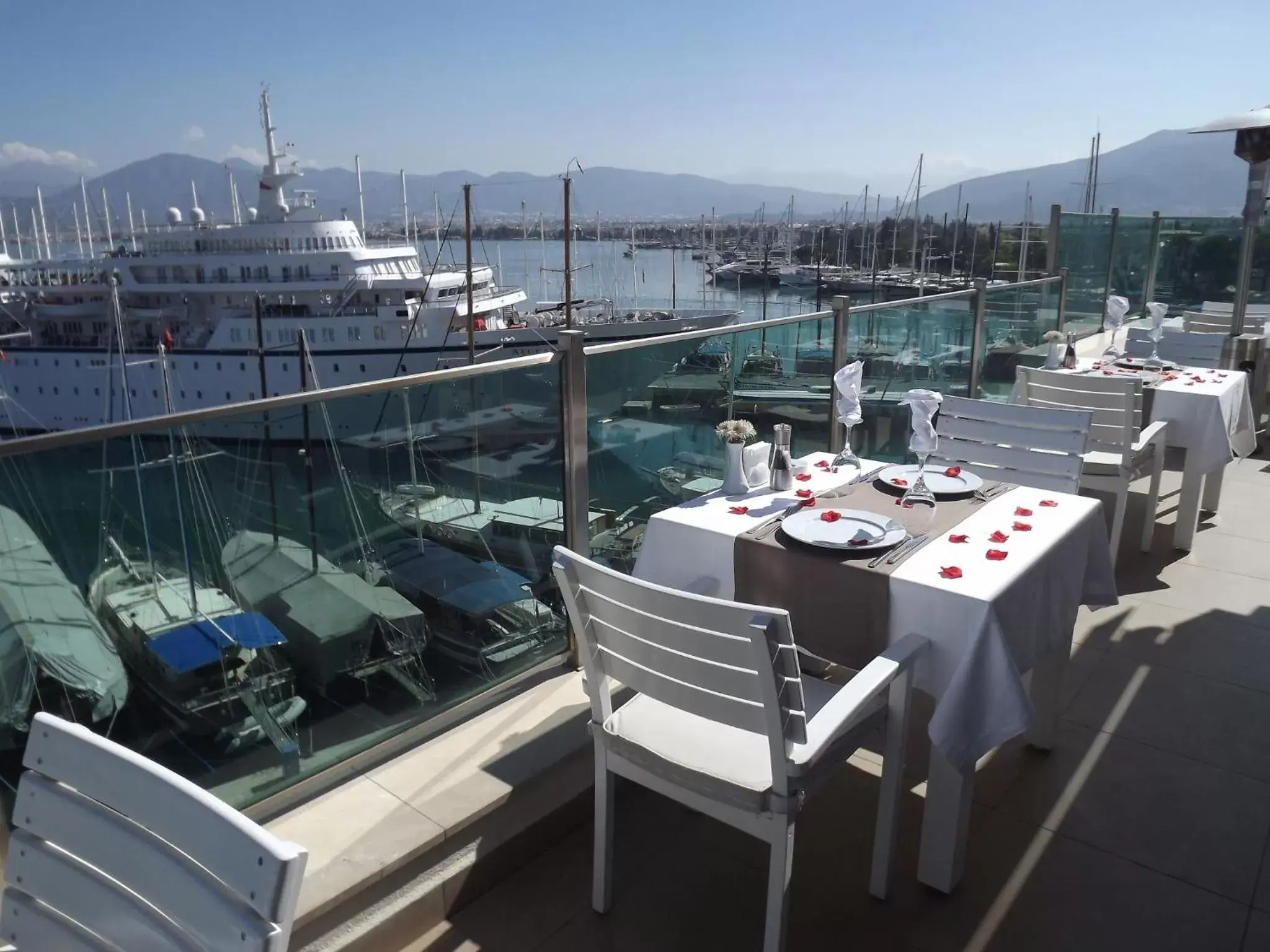 Restaurant/places to eat in Alesta Yacht Hotel