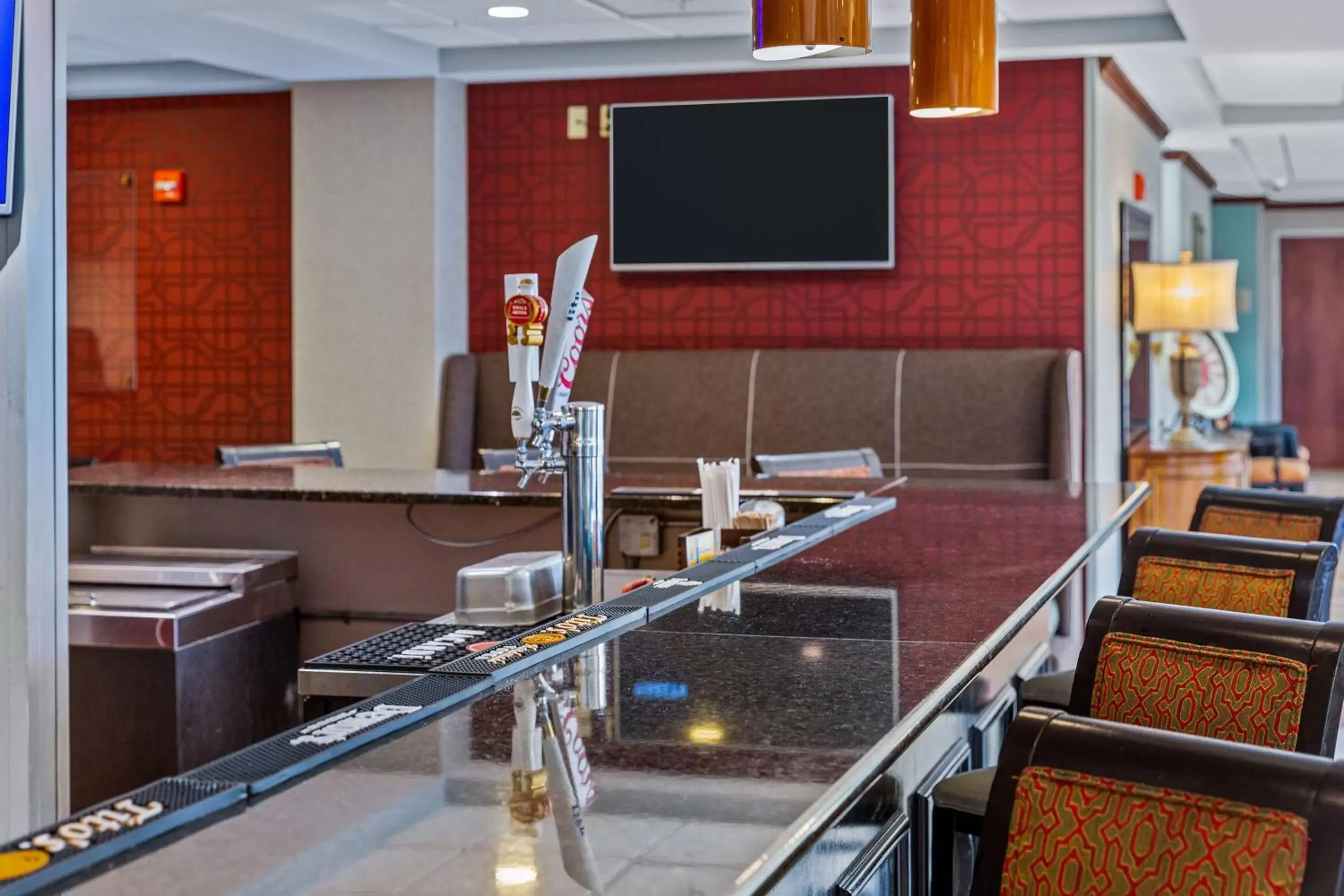 Lounge or bar, TV/Entertainment Center in Hilton Garden Inn Starkville
