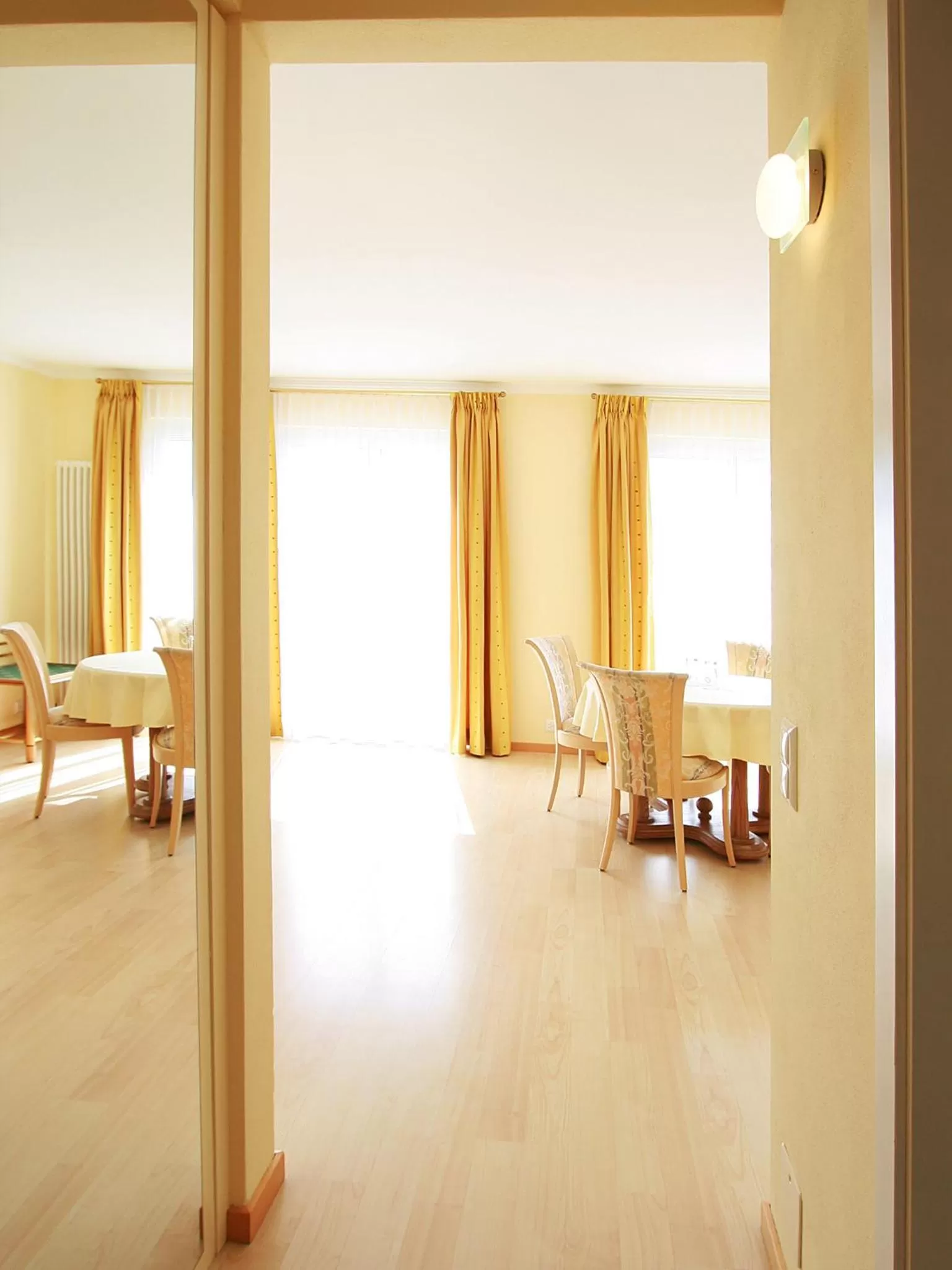 Living room, Bed in Hotel Garni Golf