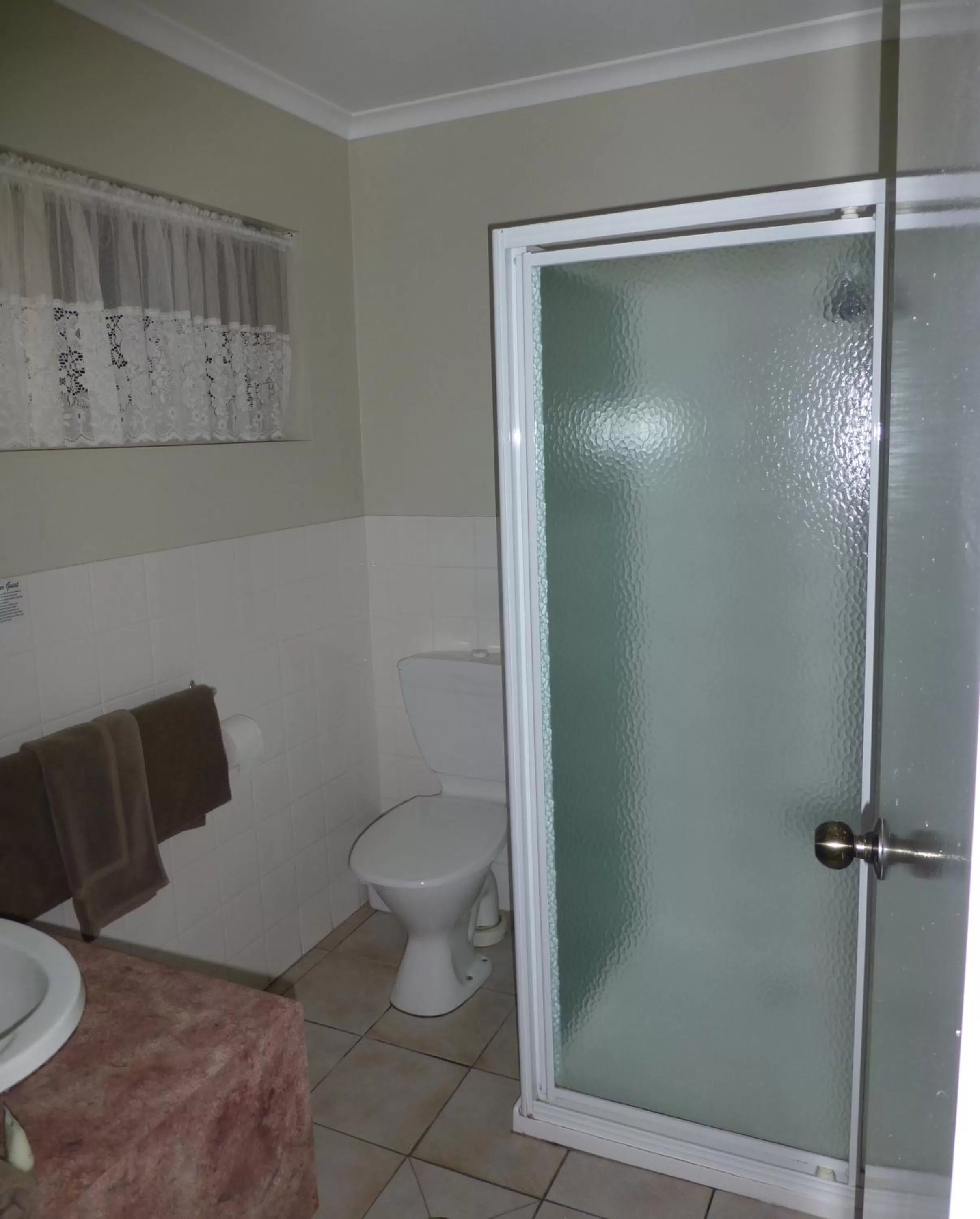 Bathroom in Inverloch Central Motor Inn