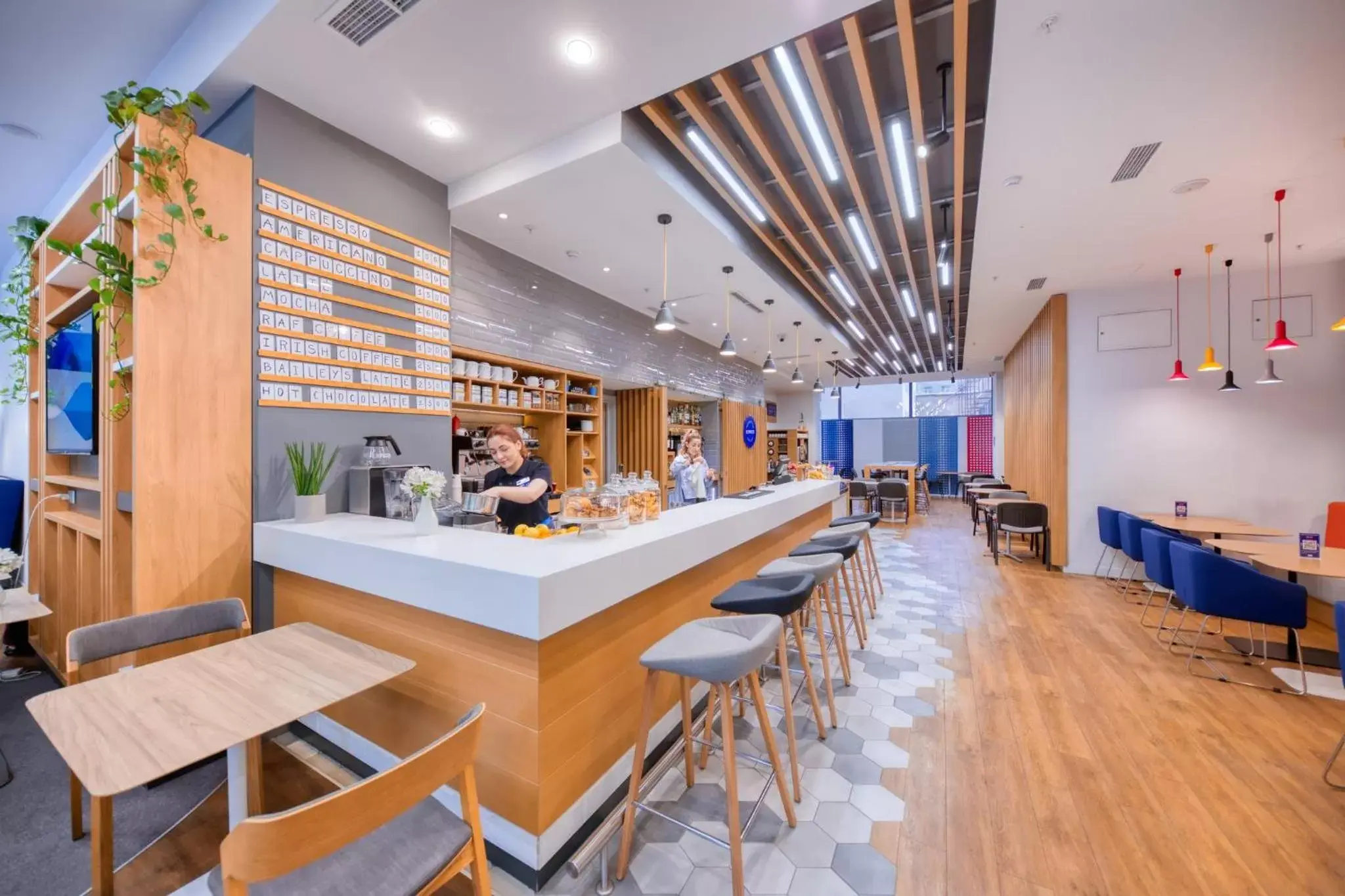 Lounge or bar in Holiday Inn Express - Yerevan by IHG Lounge or bar in Holiday Inn Express - Yerevan by IHG