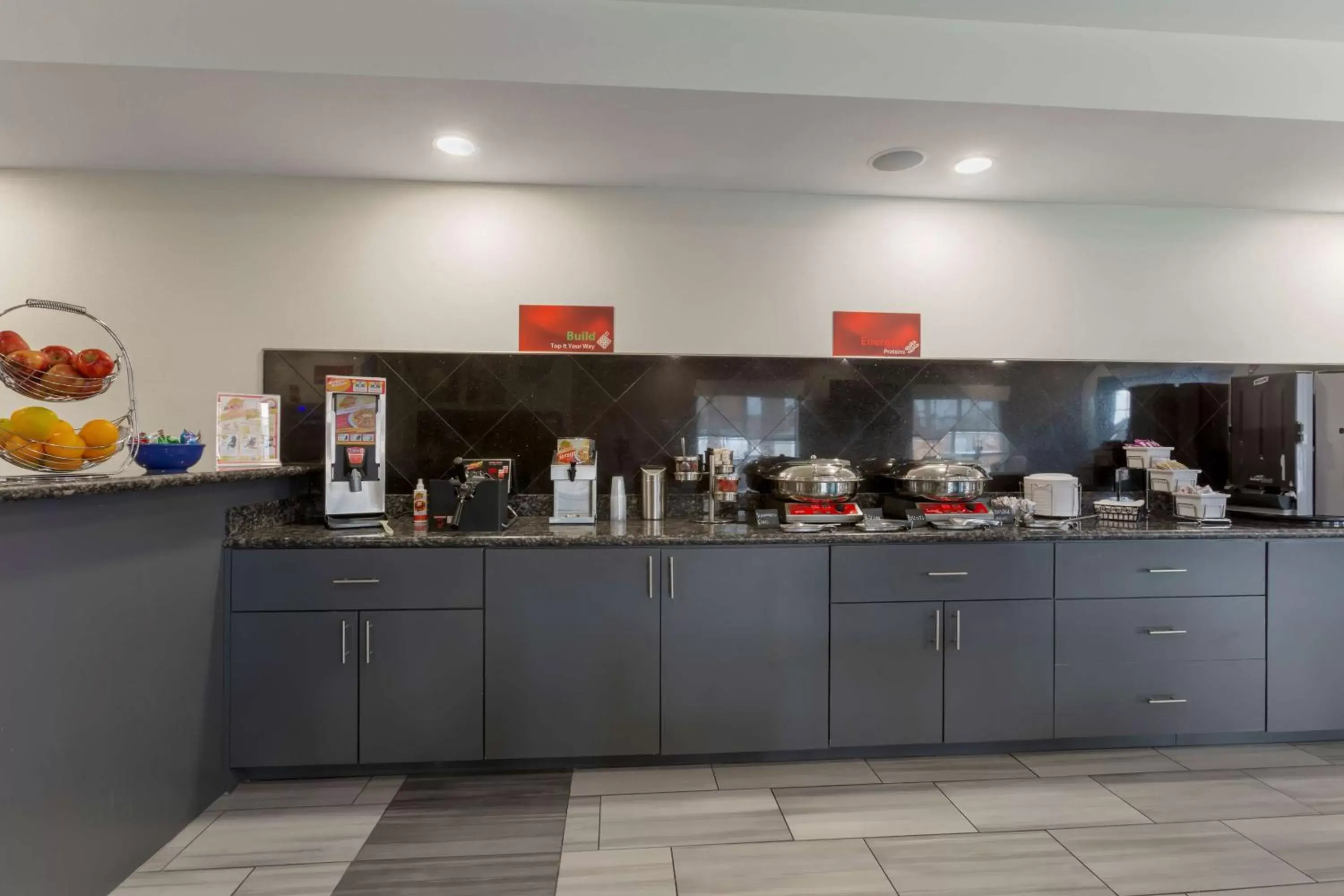 Breakfast, Kitchen/Kitchenette in Best Western Plus Yuma Foothills Inn & Suites