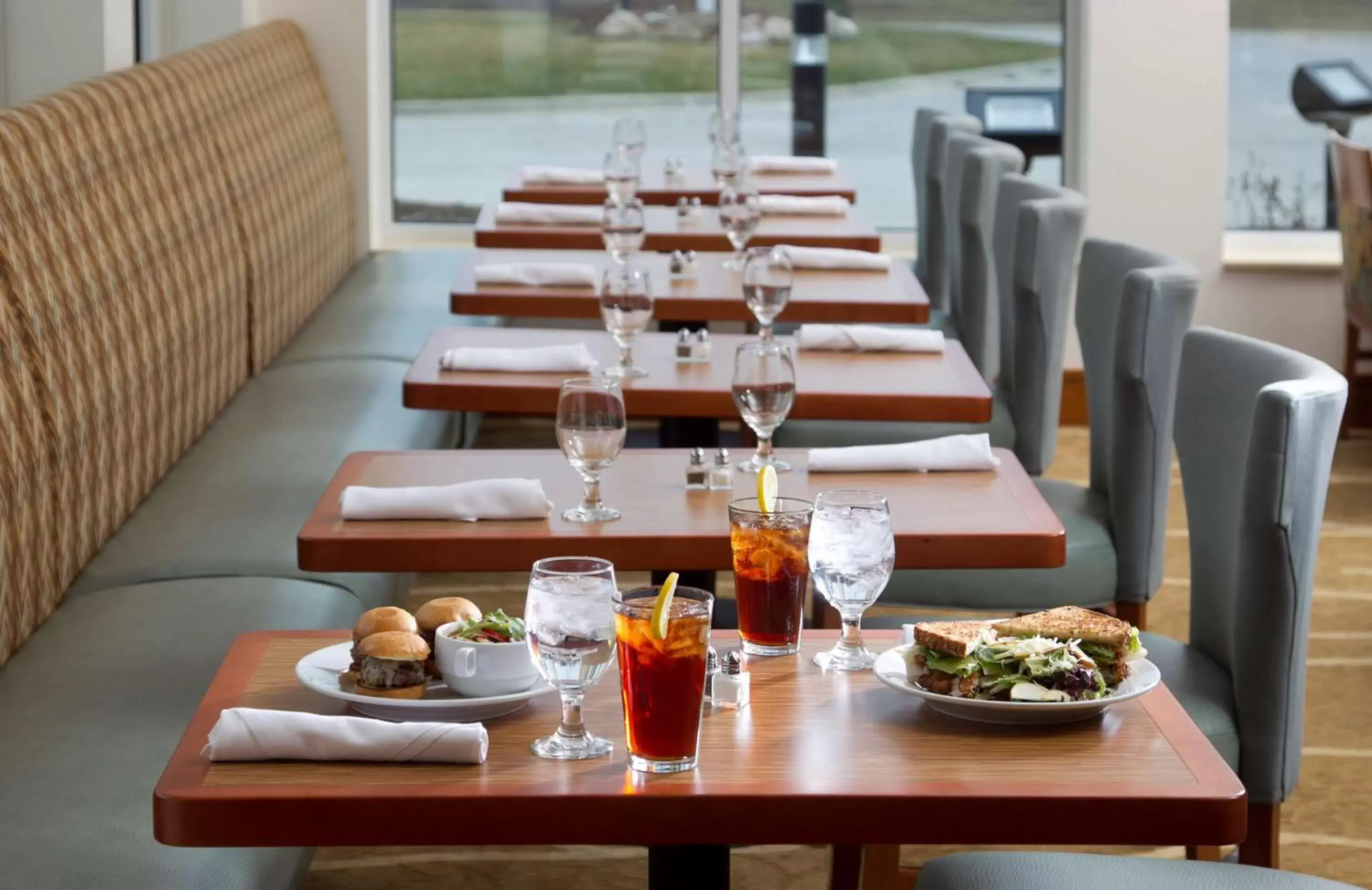 Dining area, Restaurant/Places to Eat in Hilton Garden Inn Cedar Falls Conference Center