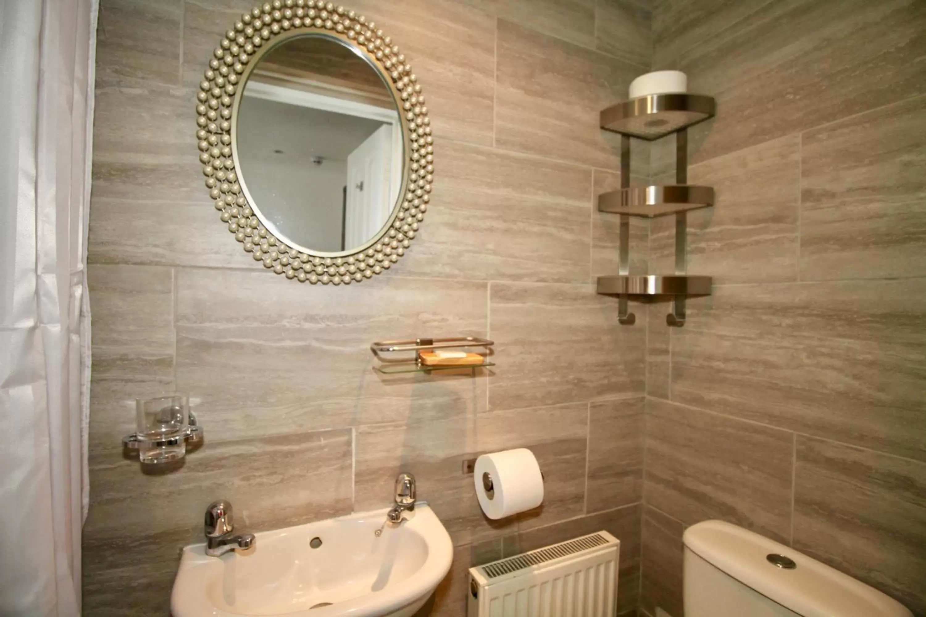 Bathroom in Chequers Inn