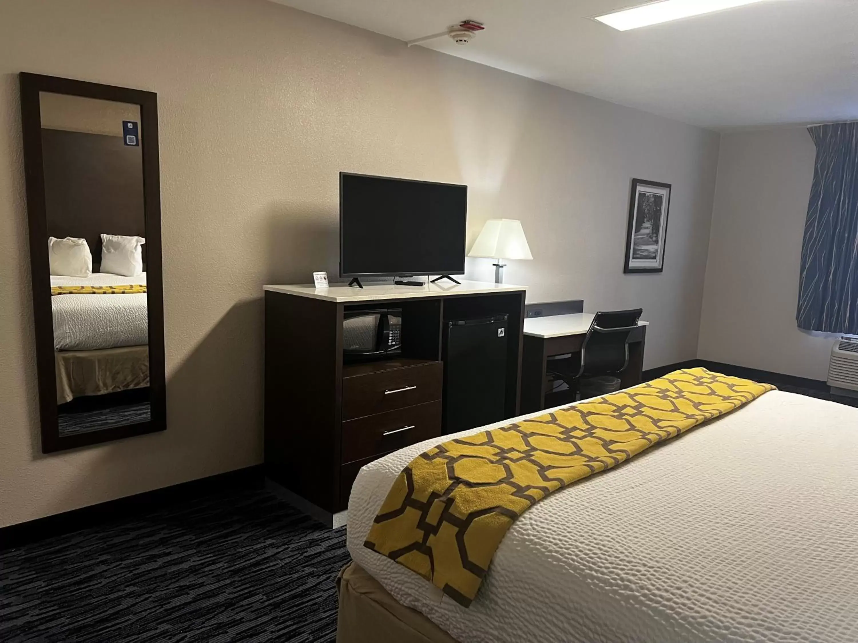 TV and multimedia, Bed in Baymont by Wyndham Port Arthur - Groves Area