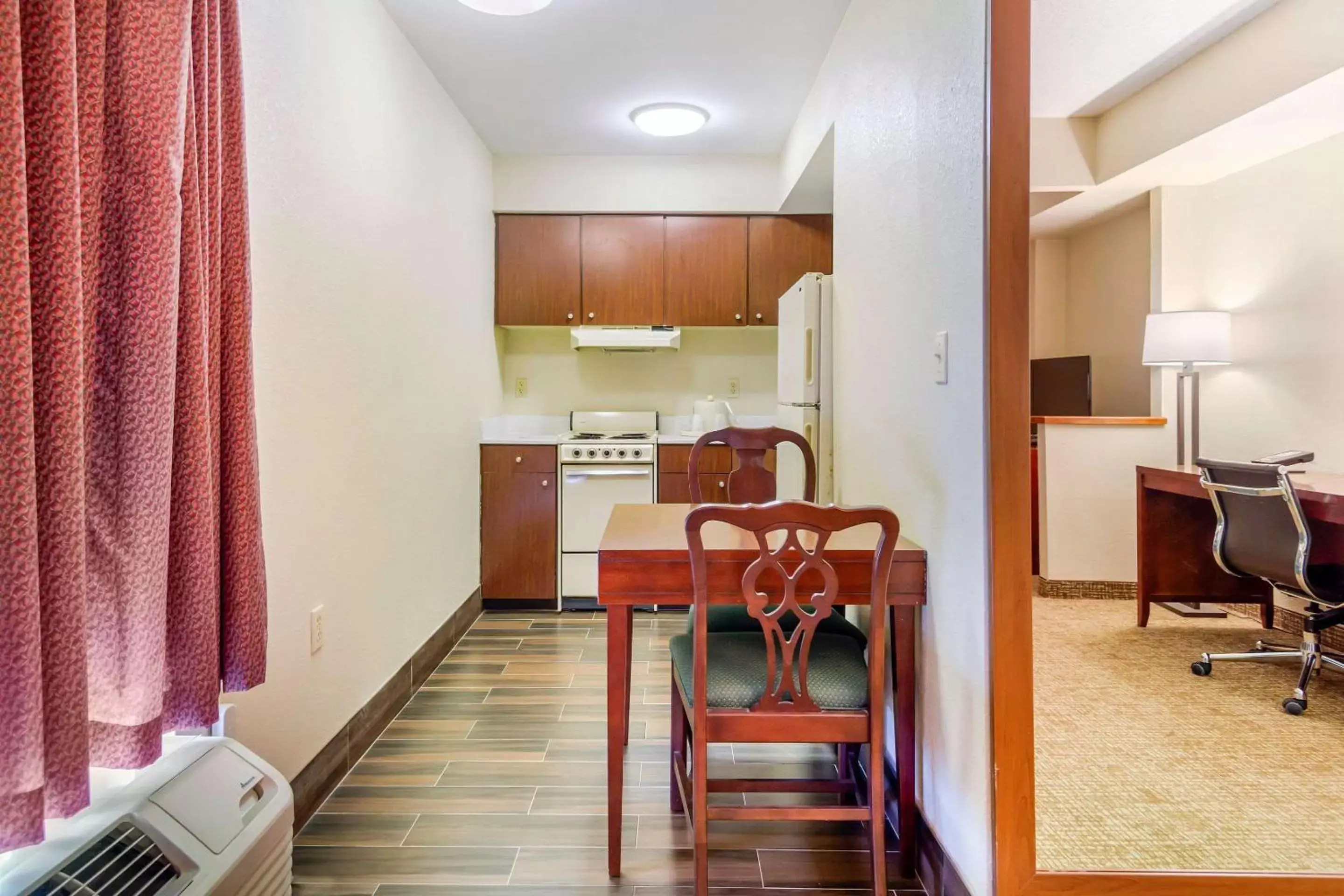 Photo of the whole room, Kitchen/Kitchenette in Quality Inn & Suites Olde Town