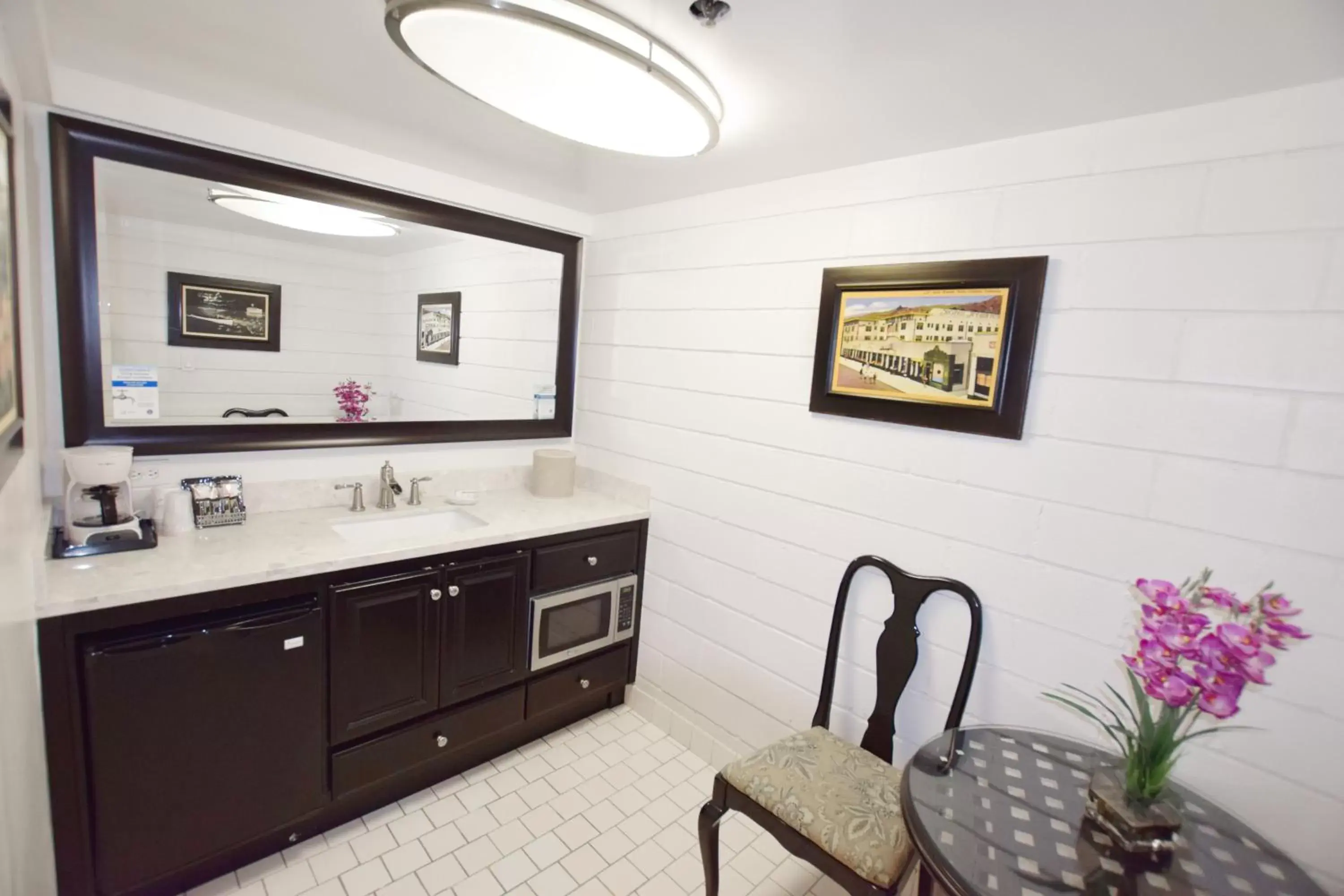 Kitchen/Kitchenette in Catalina Courtyard Suites