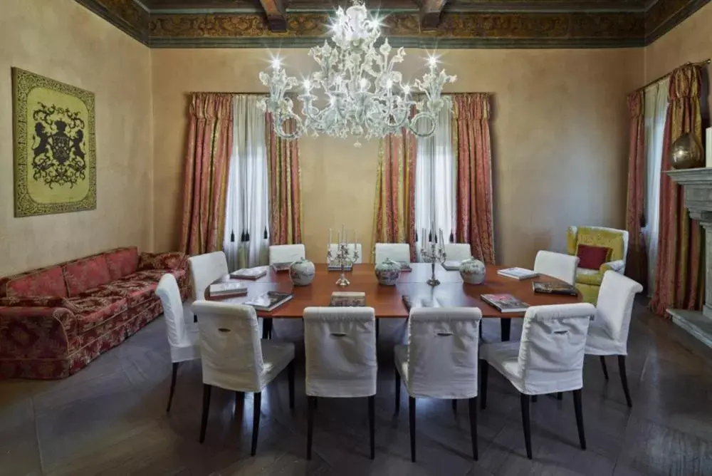 Communal lounge/ TV room, Banquet Facilities in Albergo Cappello