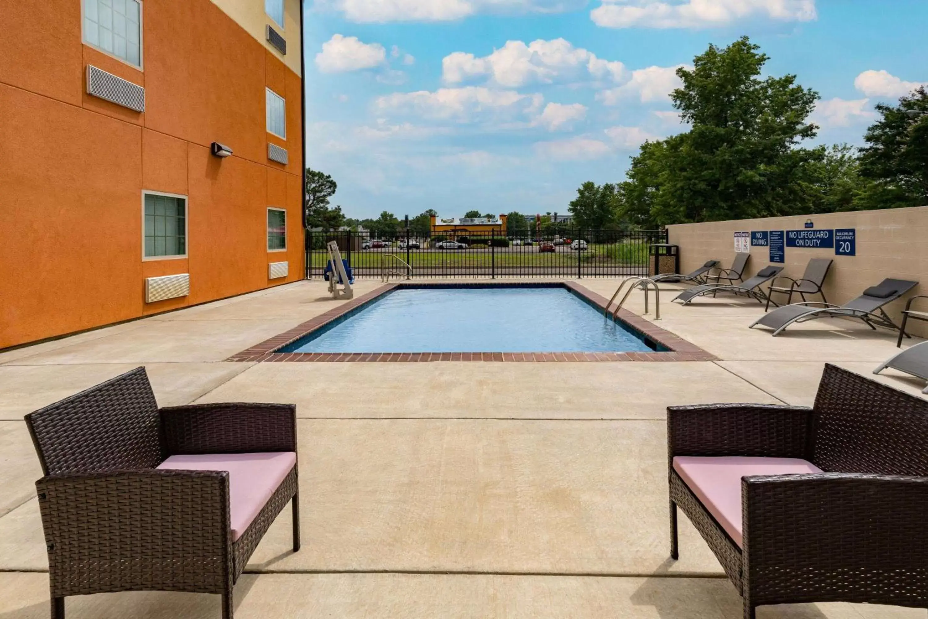 Pool view, Swimming Pool in Days Inn & Suites by Wyndham Horn Lake - Memphis Graceland