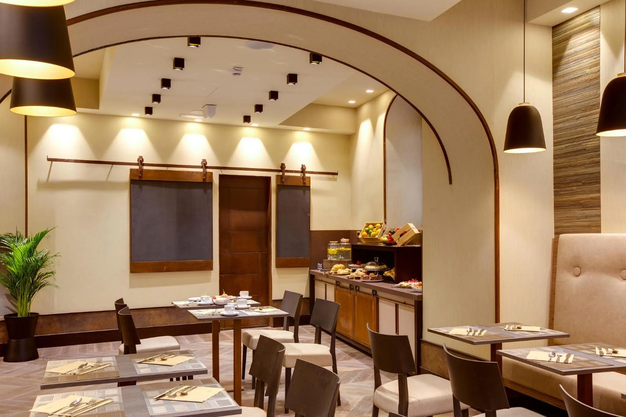 Restaurant/places to eat in Solo Experience Hotel