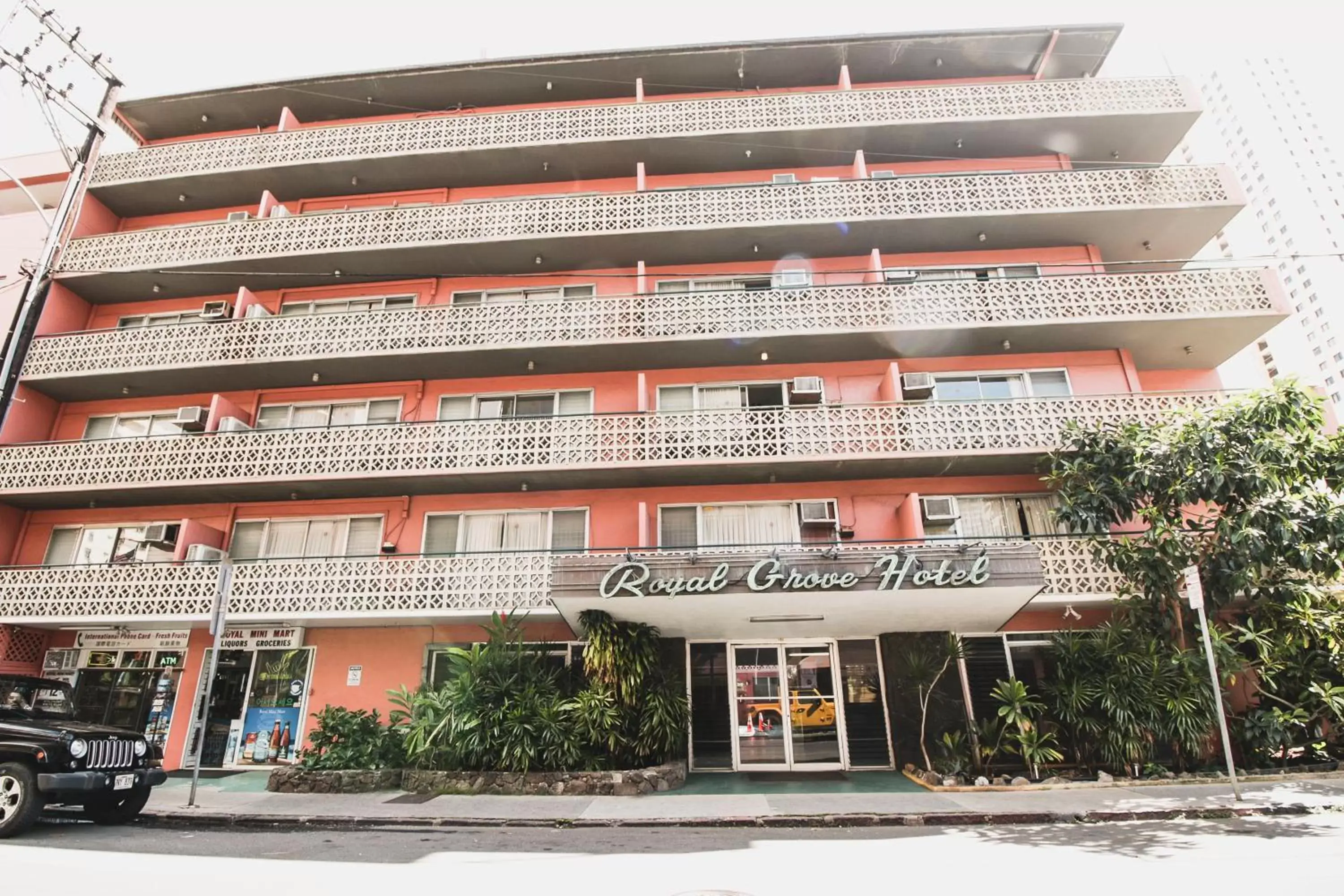 Property building in Royal Grove Waikiki Property building in Royal Grove Waikiki