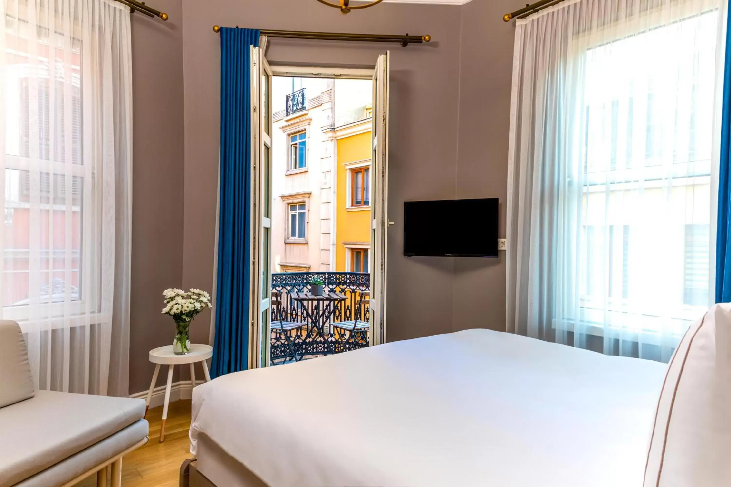 Balcony/Terrace, Bed in Petros Hotel