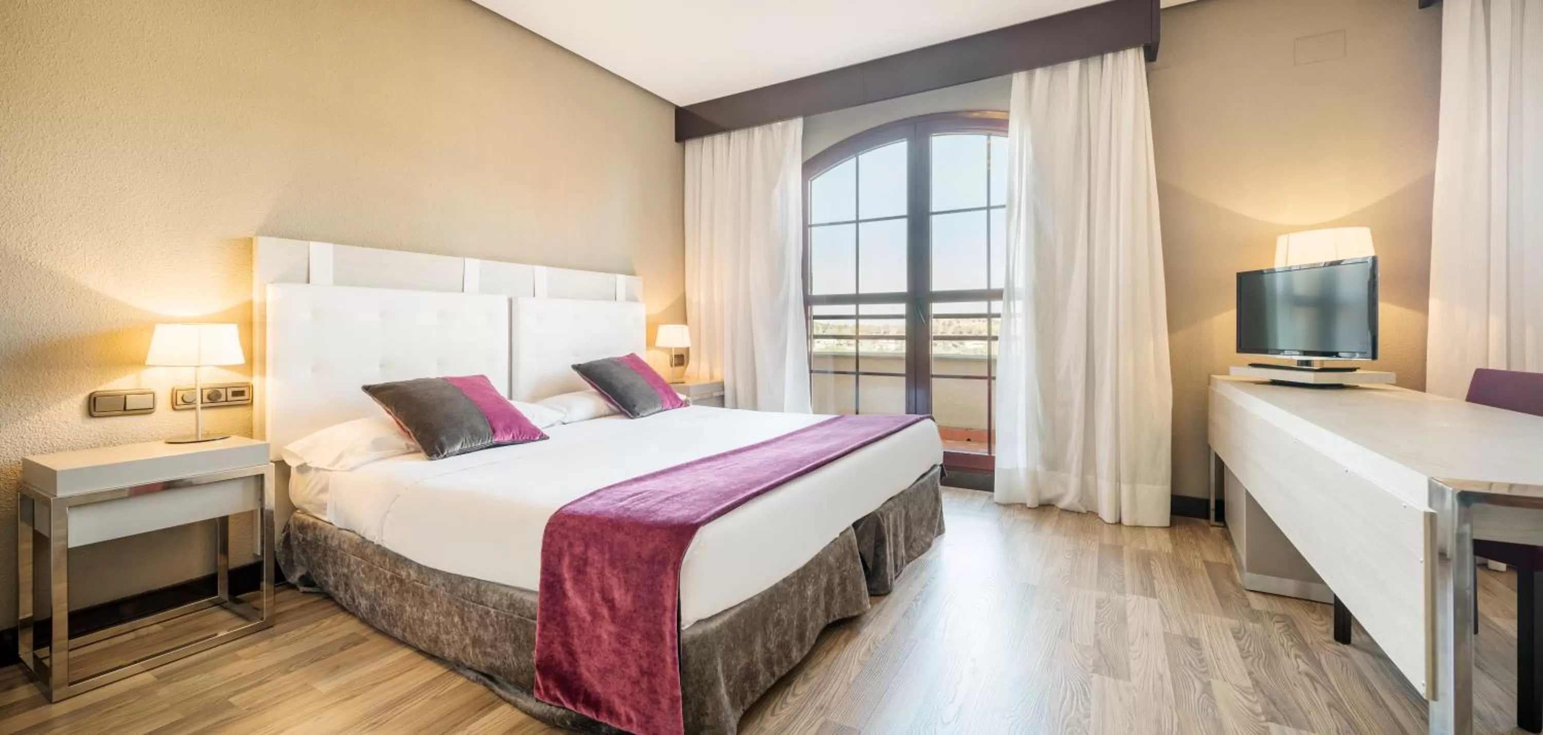 Photo of the whole room, Bed in Ilunion Golf Badajoz