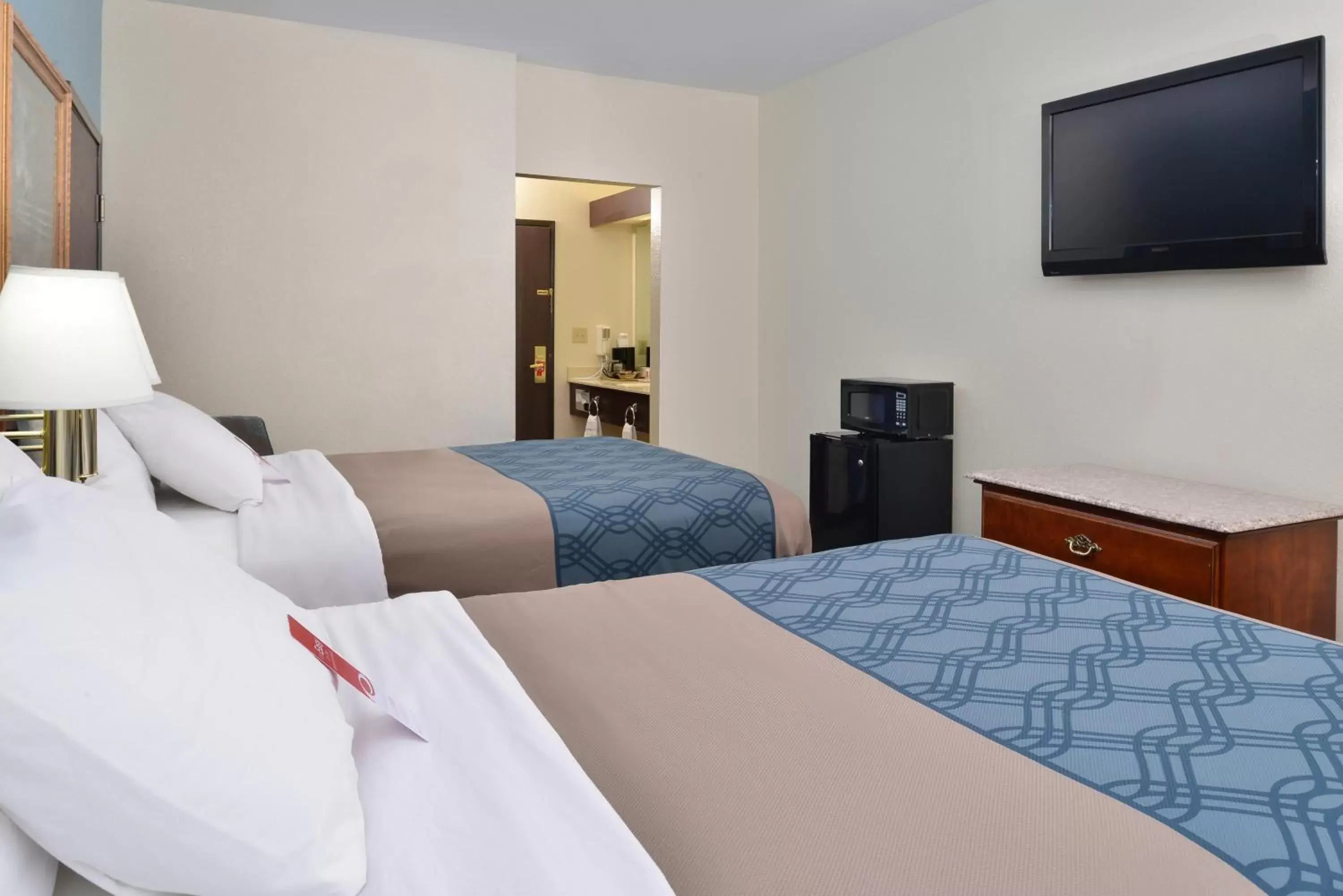 Double Room with Two Double Beds - Smoking in Econo Lodge Inn & Suites Shelbyville