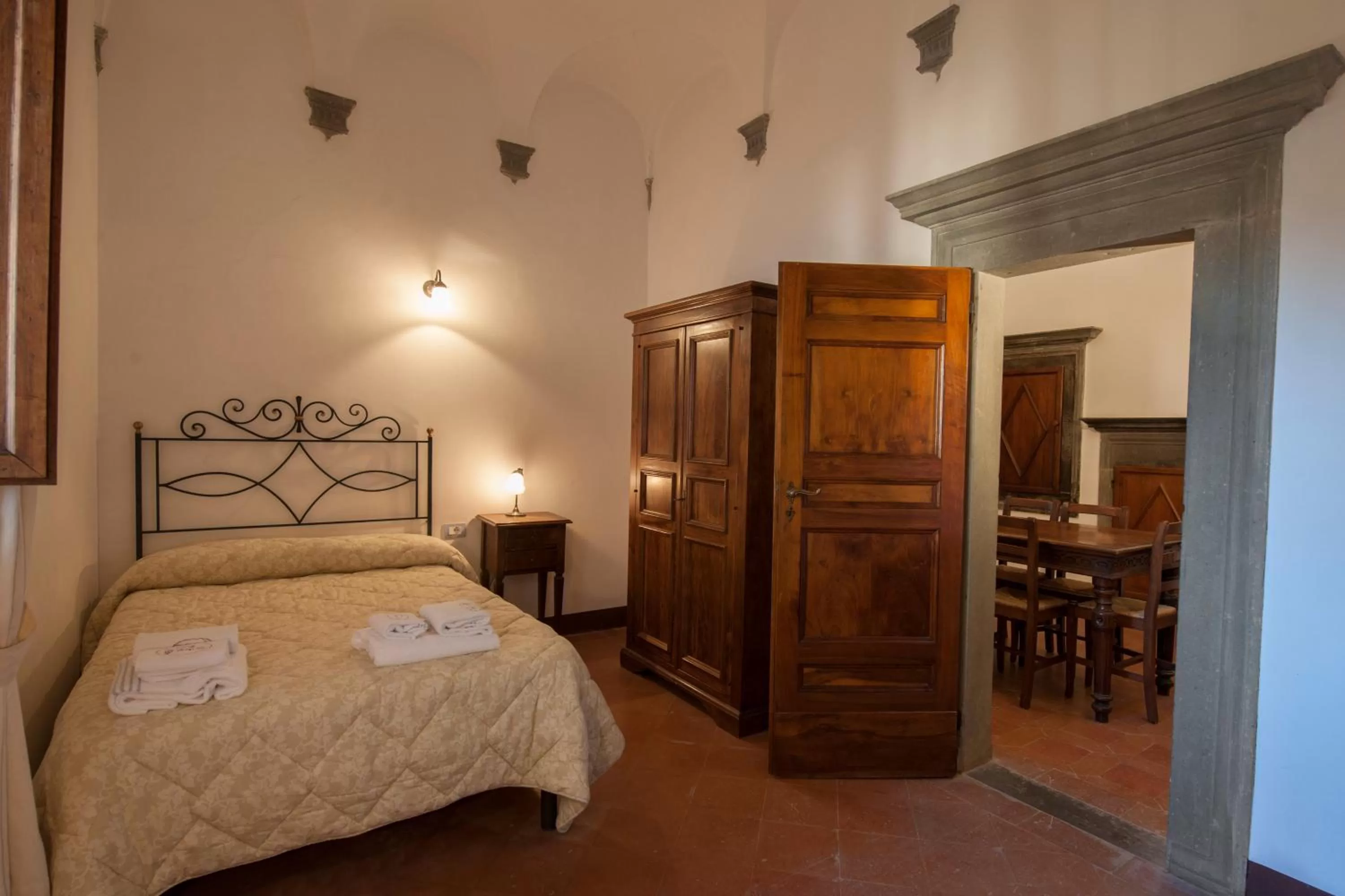 Photo of the whole room, Bed in Certosa di Pontignano Residenza d'Epoca - Place of Charme