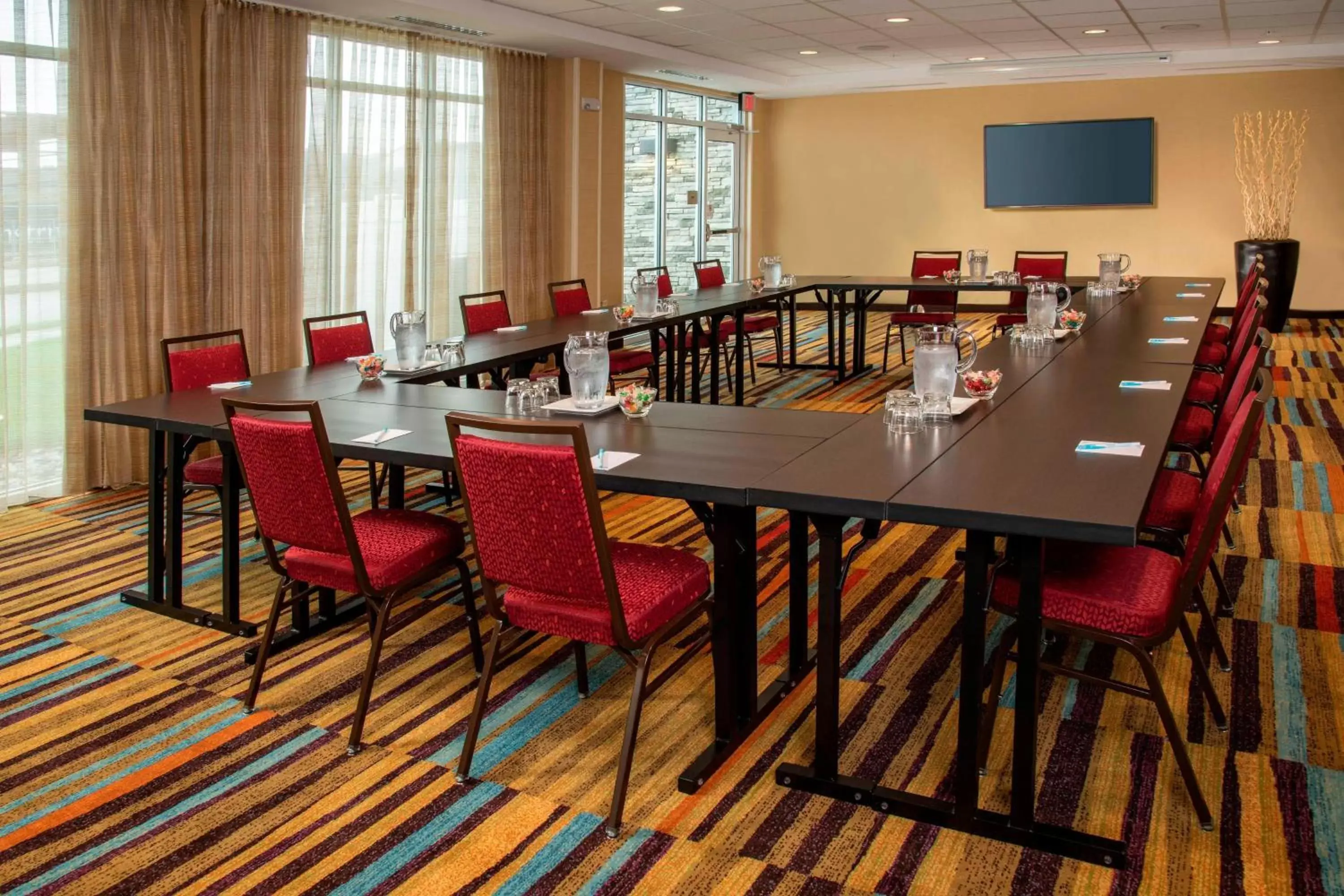 Meeting/conference room, Restaurant/Places to Eat in Fairfield Inn & Suites by Marriott Harrisburg International Airport