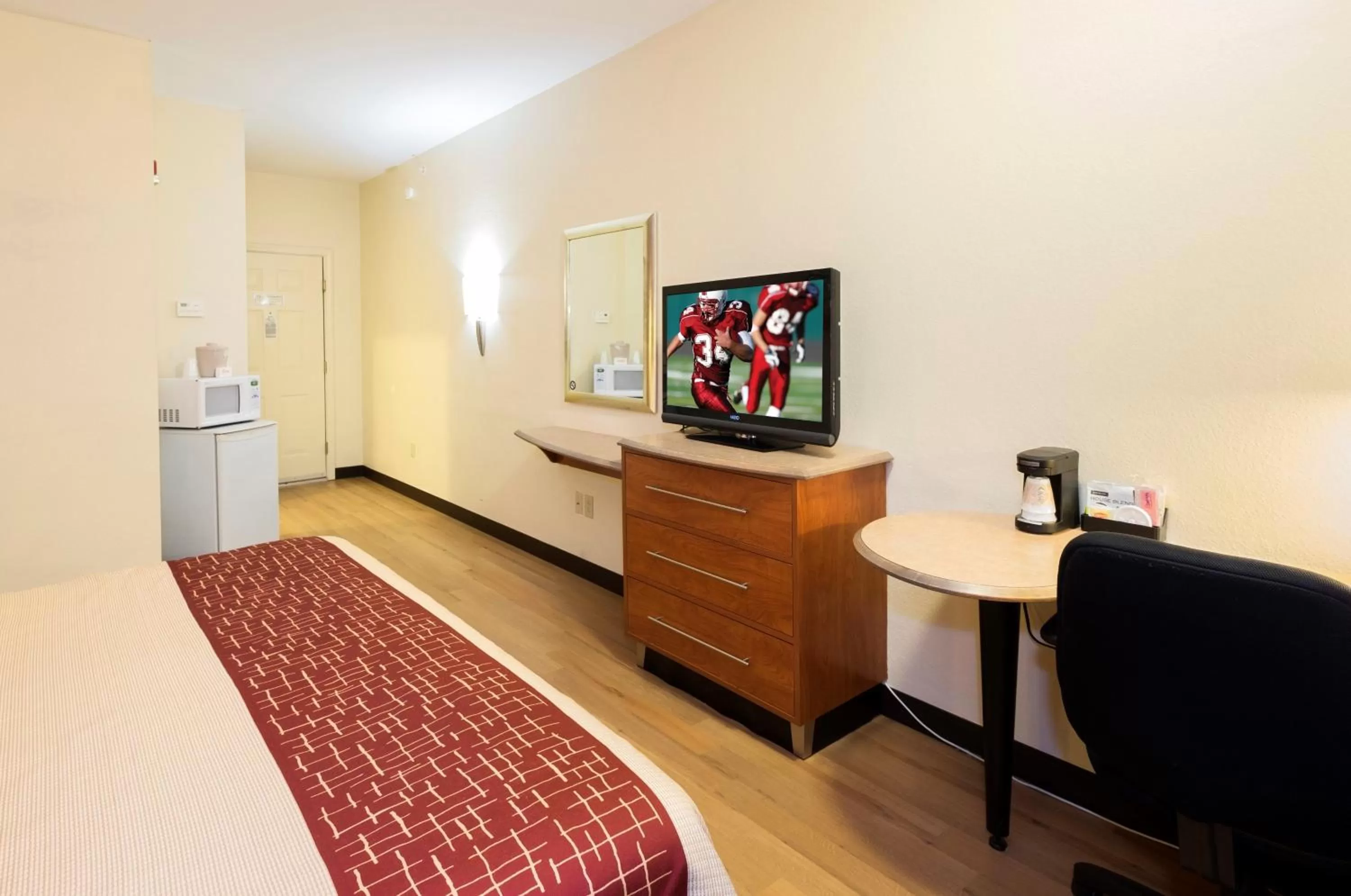 Superior King Room Disability Access Roll-In Shower Non-Smoking in Red Roof Inn Glens Falls - Lake George