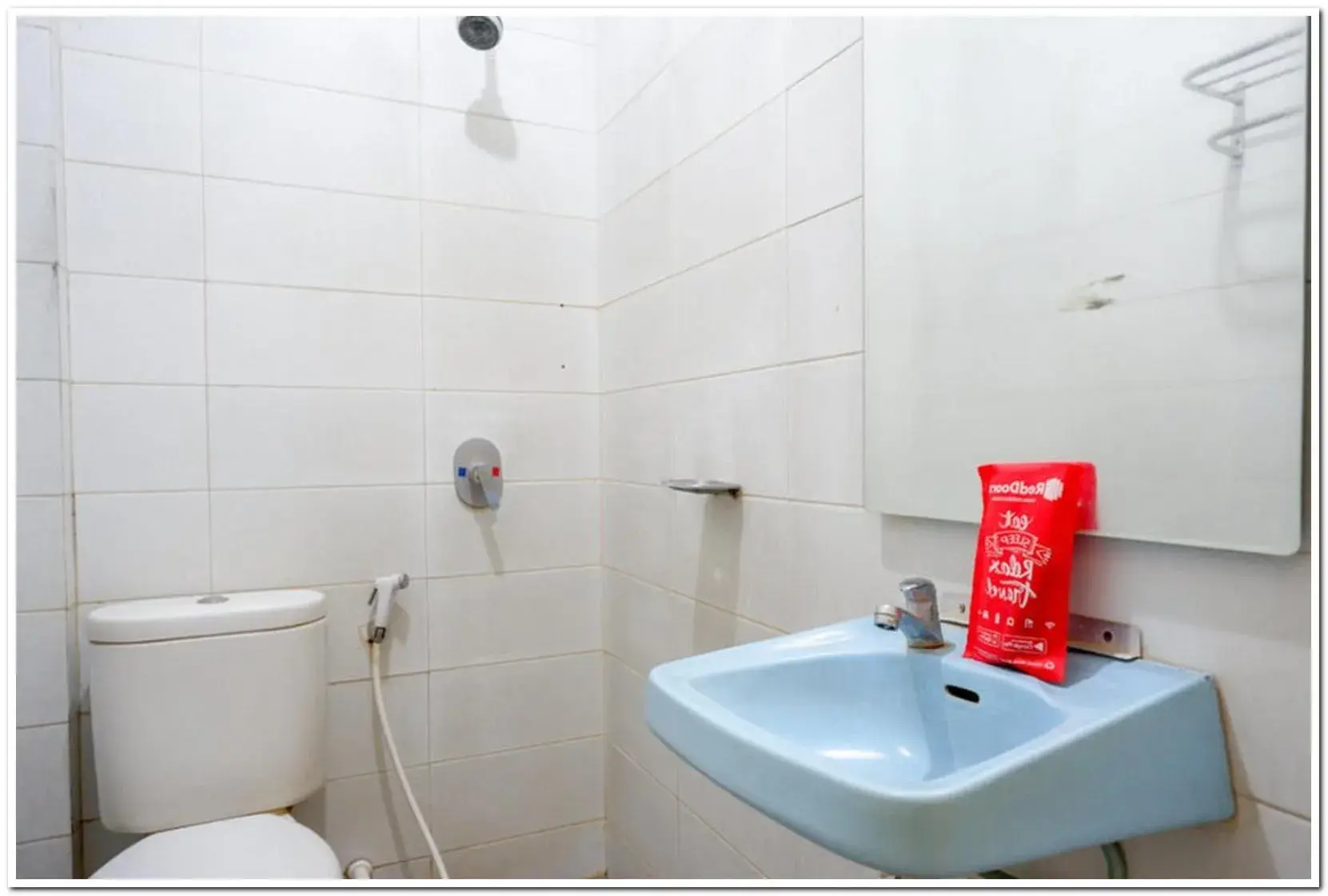 Deluxe Double Room in RedDoorz @ Prawirotaman Deluxe Double Room in RedDoorz @ Prawirotaman