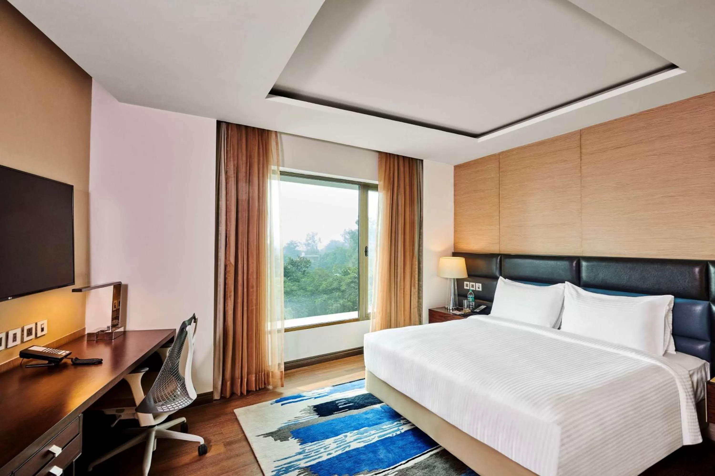 Bedroom, Bed in Hilton Garden Inn Lucknow
