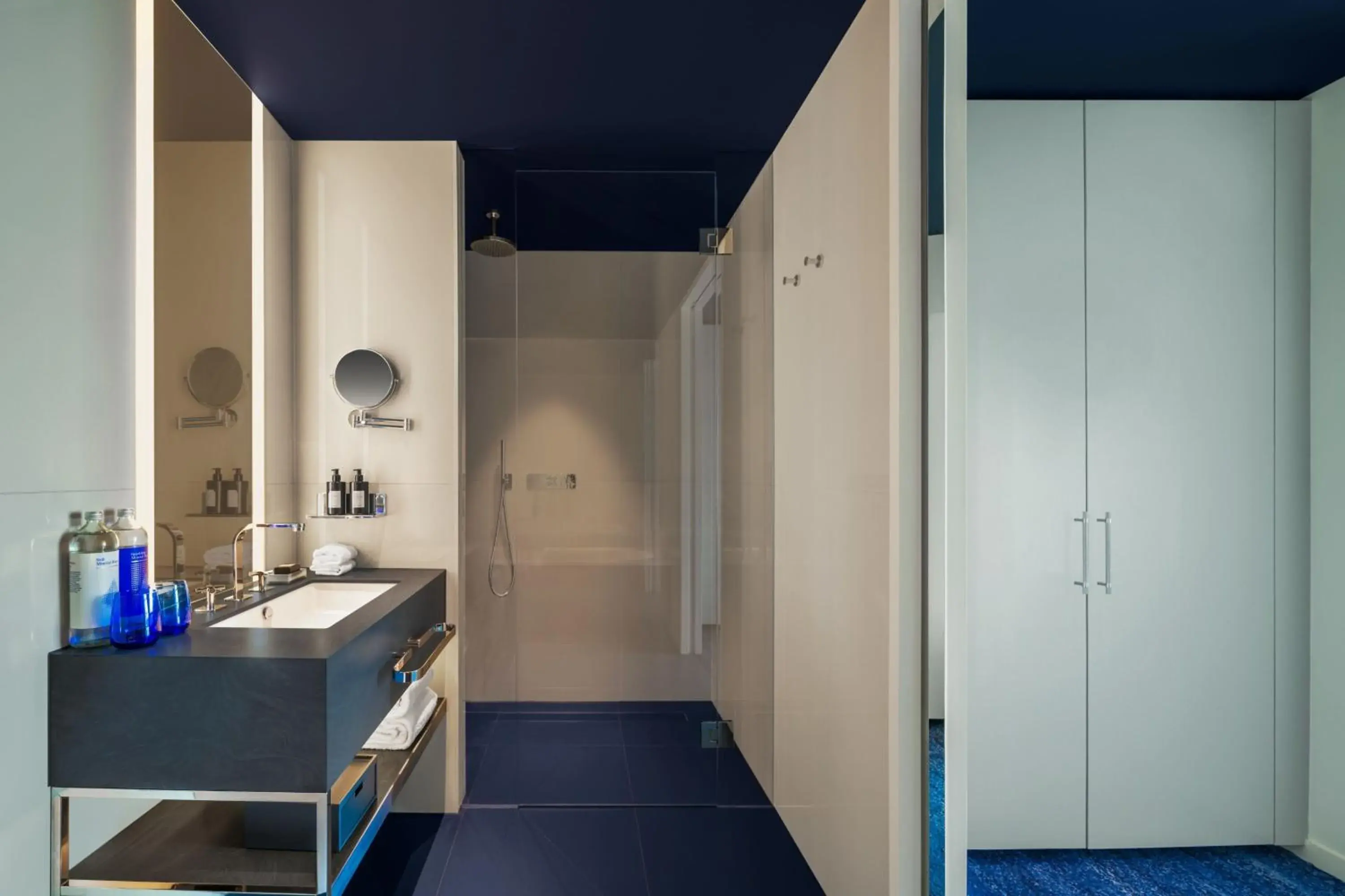 Bathroom, Kitchen/Kitchenette in W Sydney