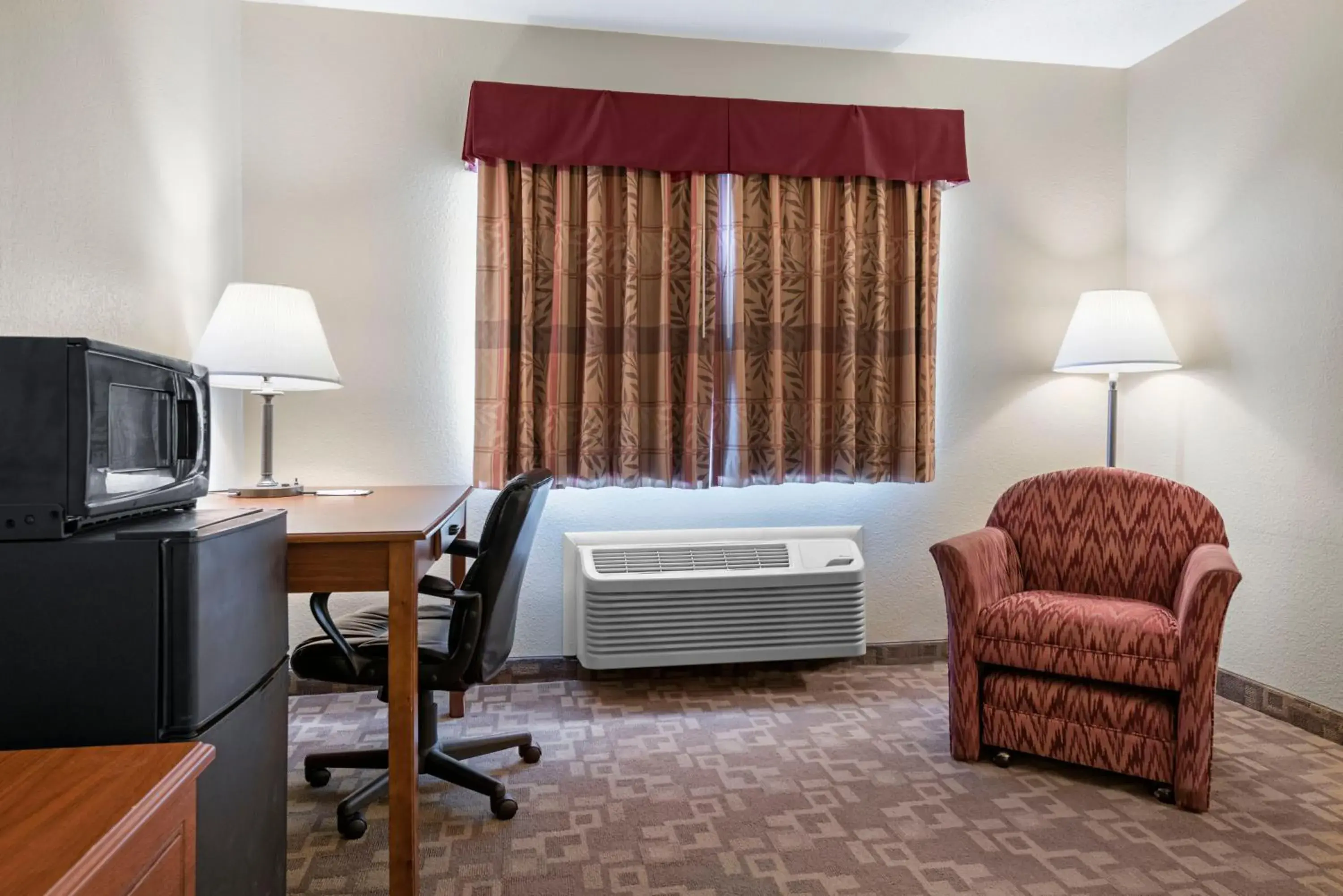 Seating area, TV/Entertainment Center in Quality Inn Washington Court House Jeffersonville