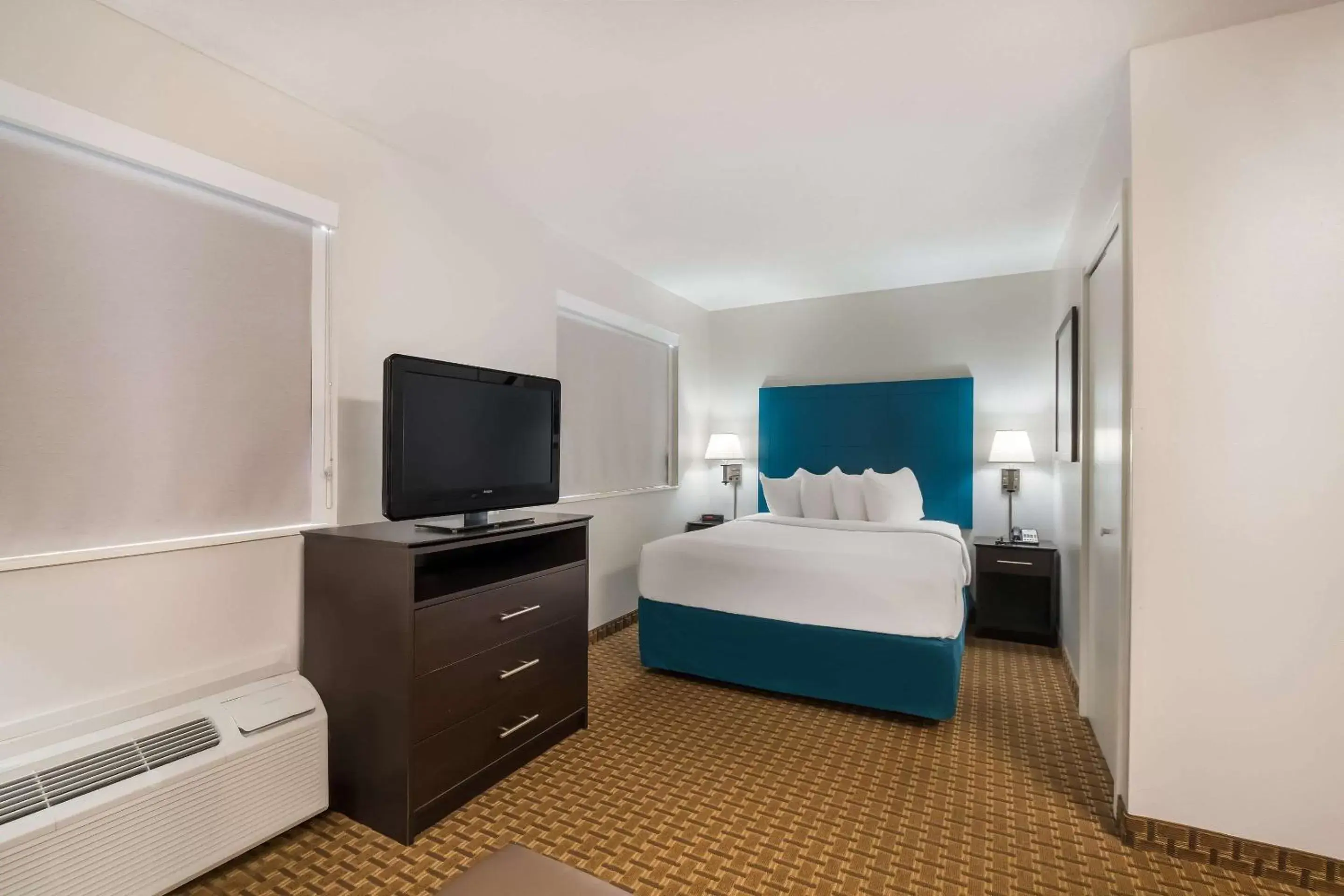 Bedroom, TV/Entertainment Center in MainStay Suites Chattanooga Hamilton Place