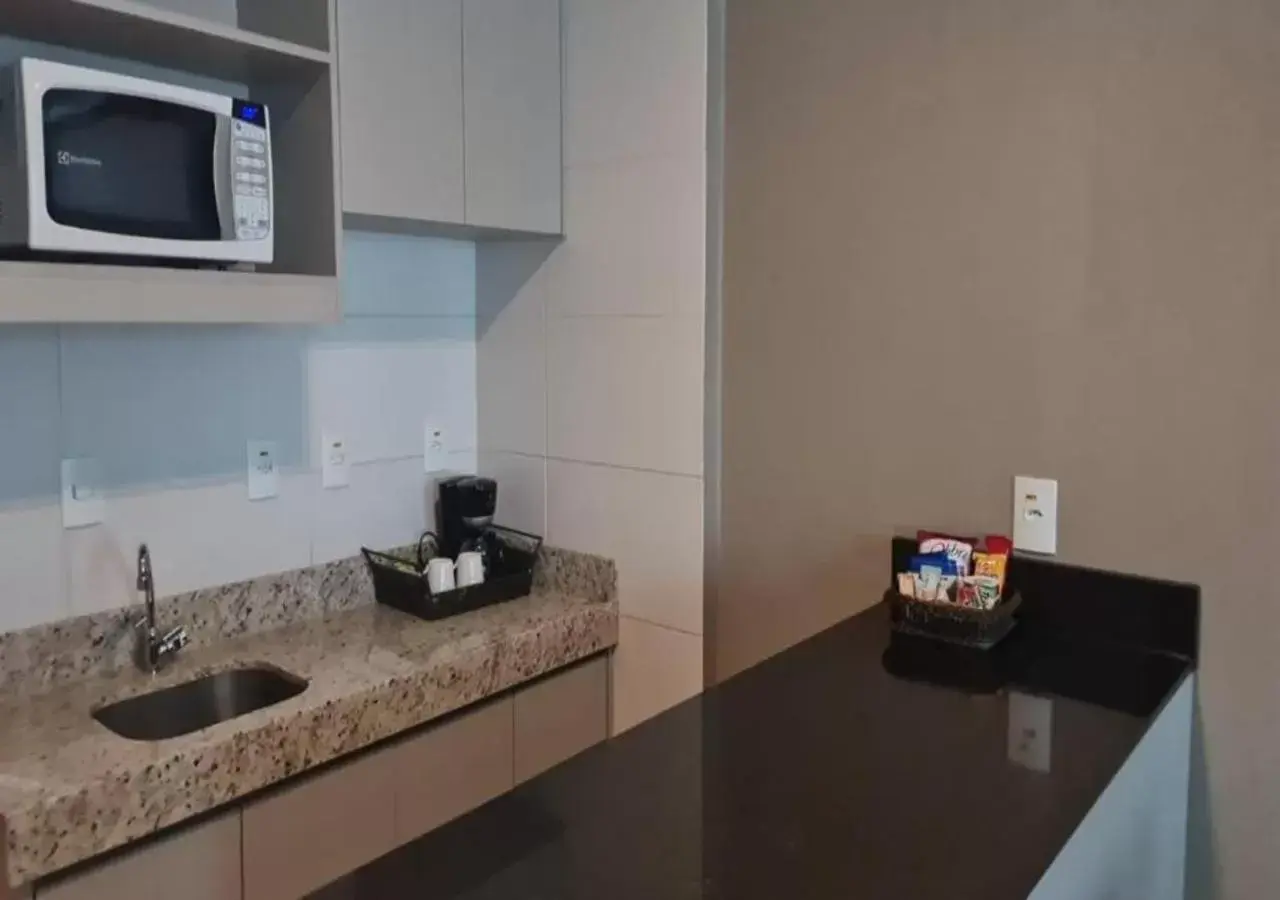 Kitchen/Kitchenette in Quality Hotel & Suites Brasília