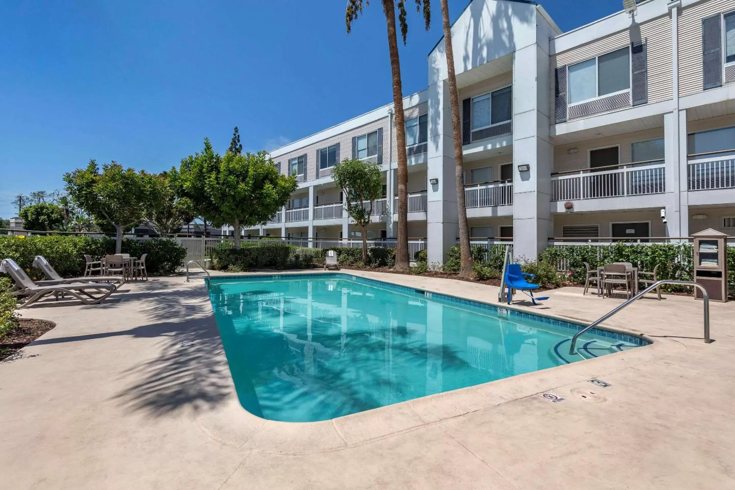 Swimming pool, Property Building in Quality Inn Placentia Anaheim Fullerton