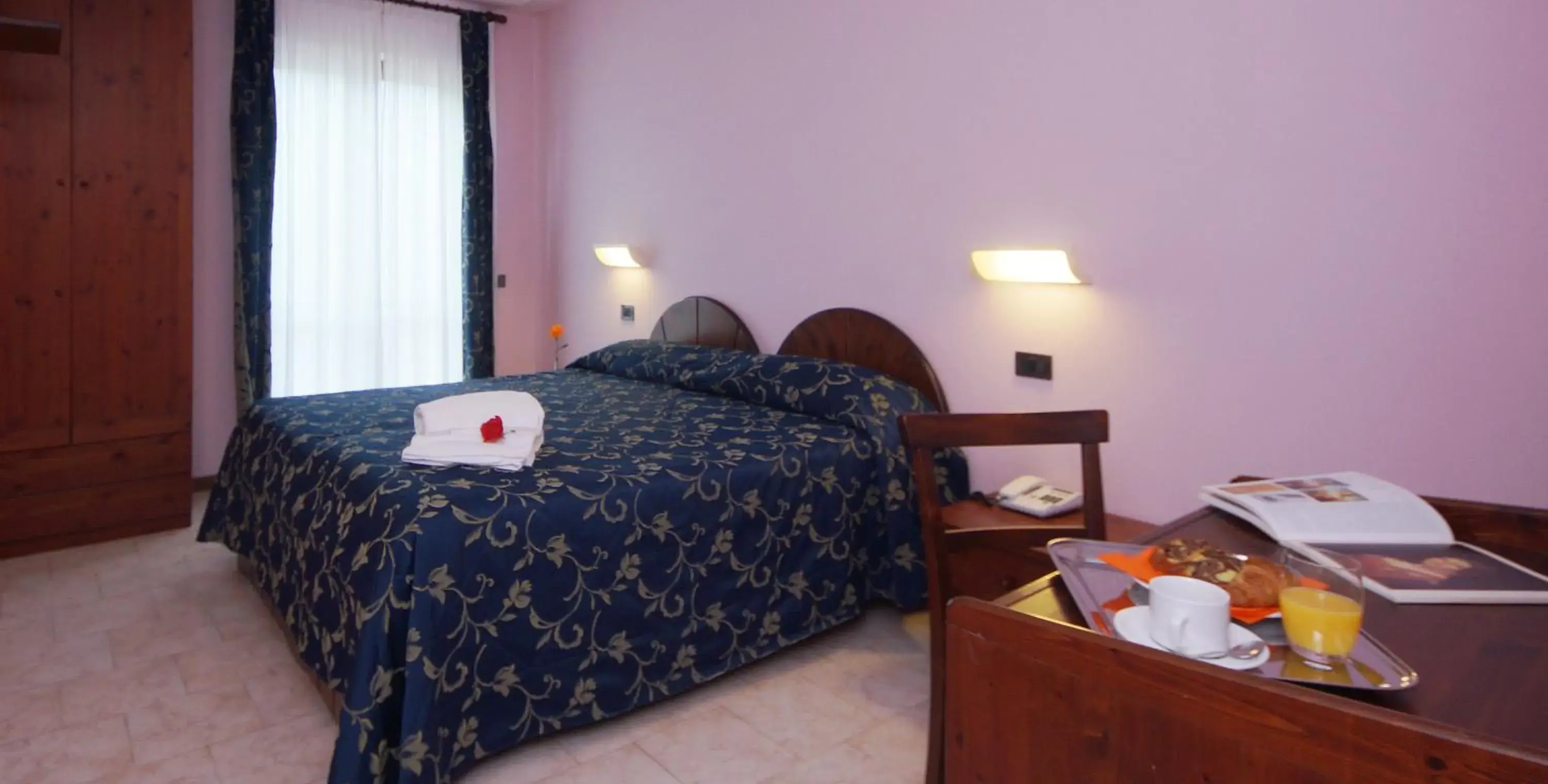Bedroom, Bed in Hotel Garnì Al Poggio