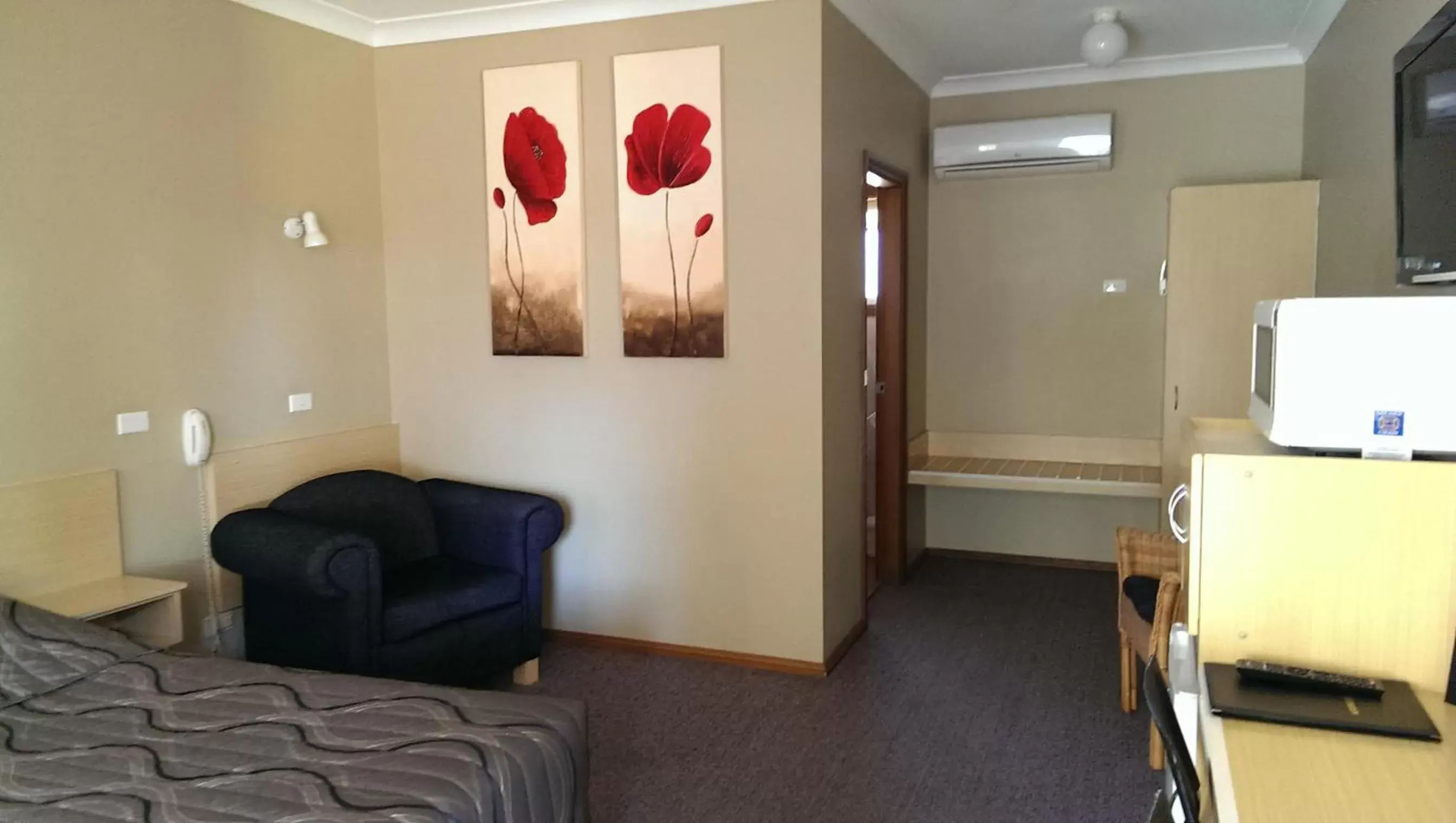 Photo of the whole room, TV/Entertainment Center in Cooee Motel