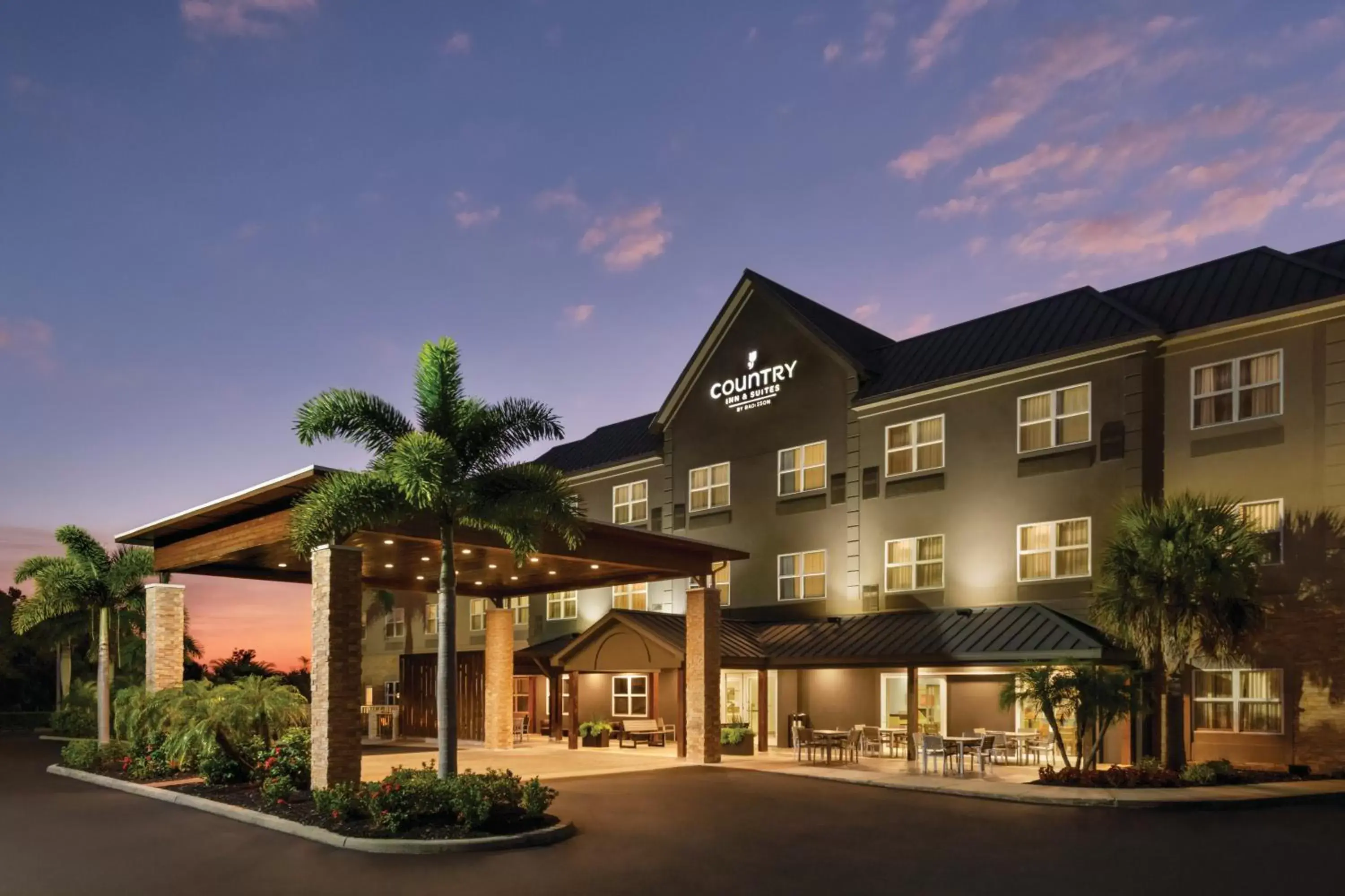 Property Building in Country Inn & Suites by Radisson, Bradenton-Lakewood-Ranch, FL
