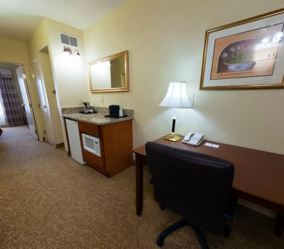 Kitchen or kitchenette, TV/Entertainment Center in Country Inn & Suites by Radisson, Goldsboro, NC