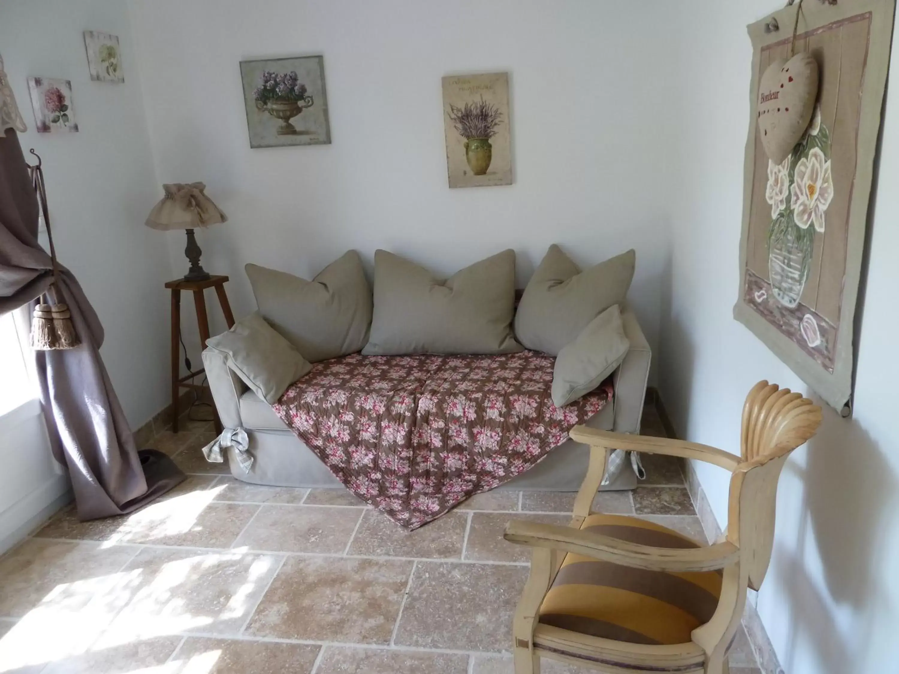 Living room, Bed in Mas de l'Olivette