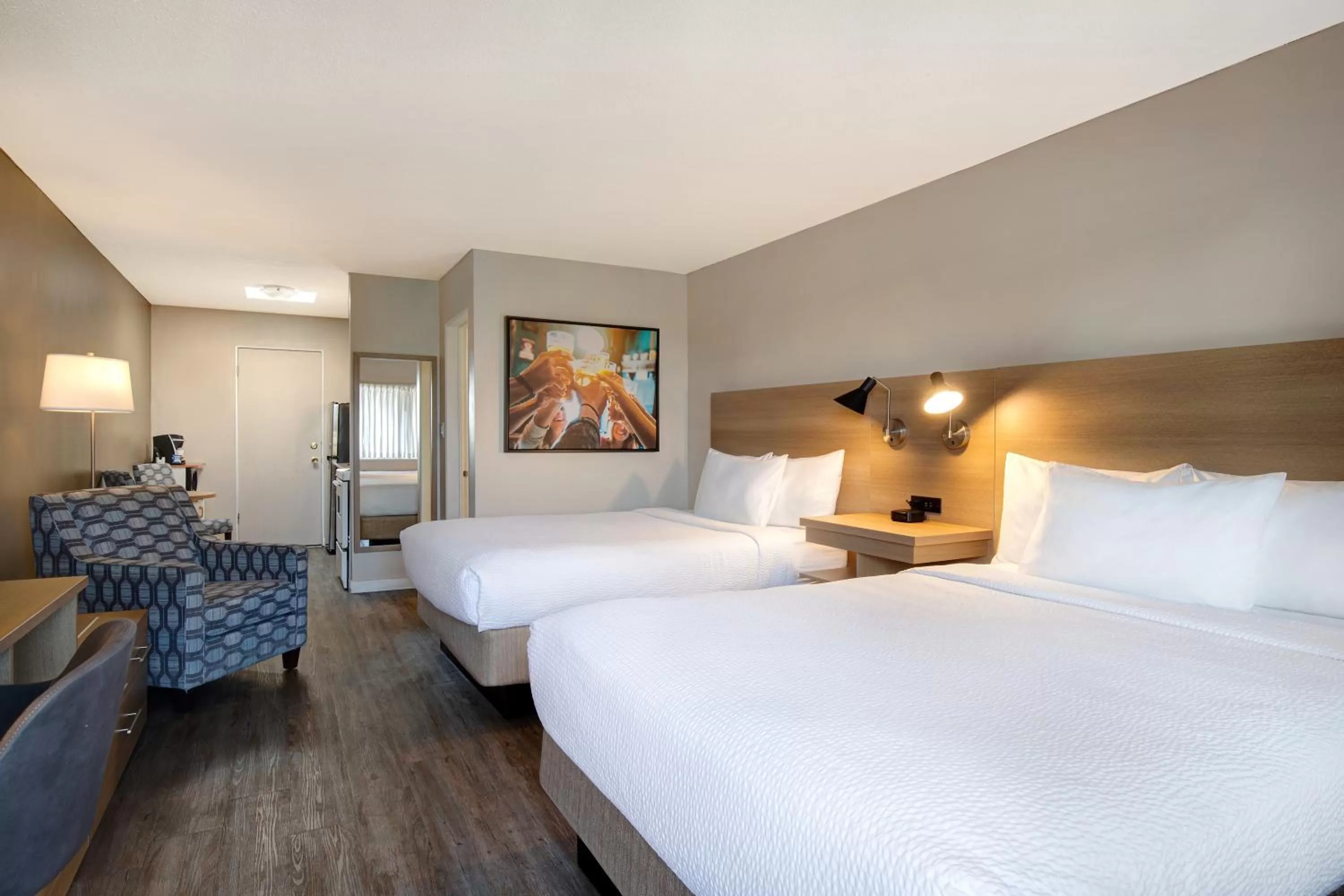 Photo of the whole room, Bed in Days Inn by Wyndham Victoria Uptown