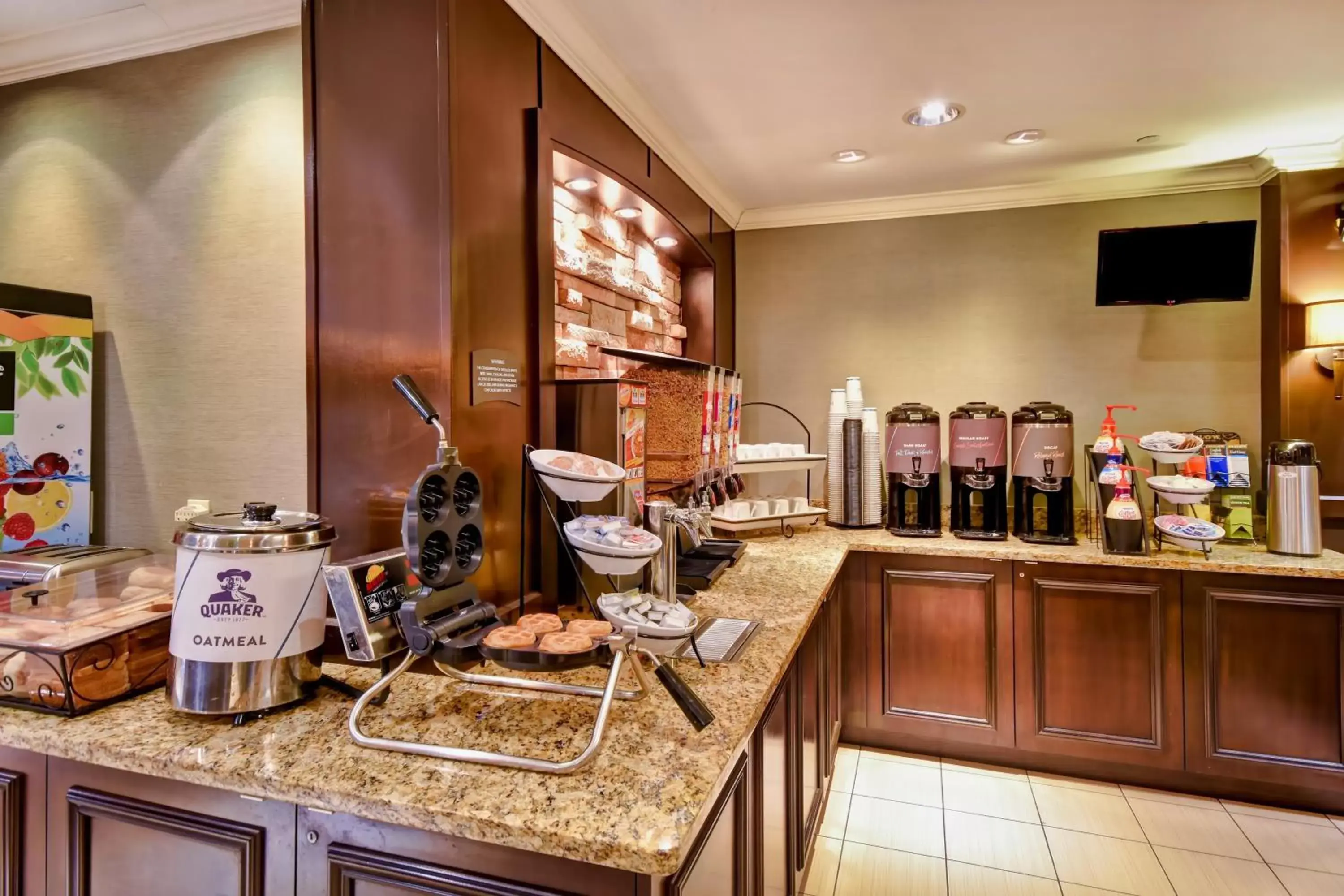 Breakfast, Kitchen/Kitchenette in Staybridge Suites Middleton/Madison-West, an IHG Hotel