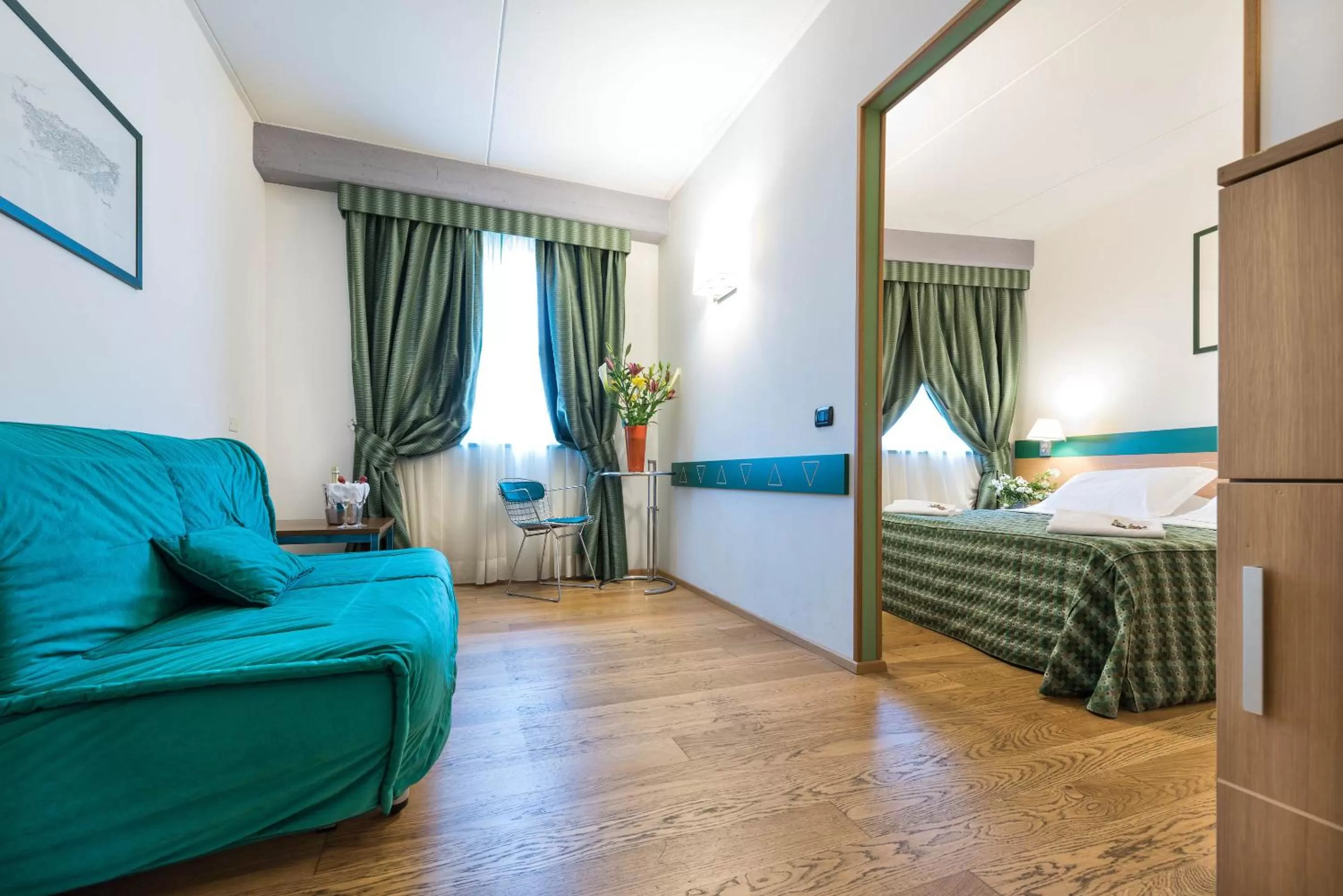 Living room, Bed in West Point Airport Hotel