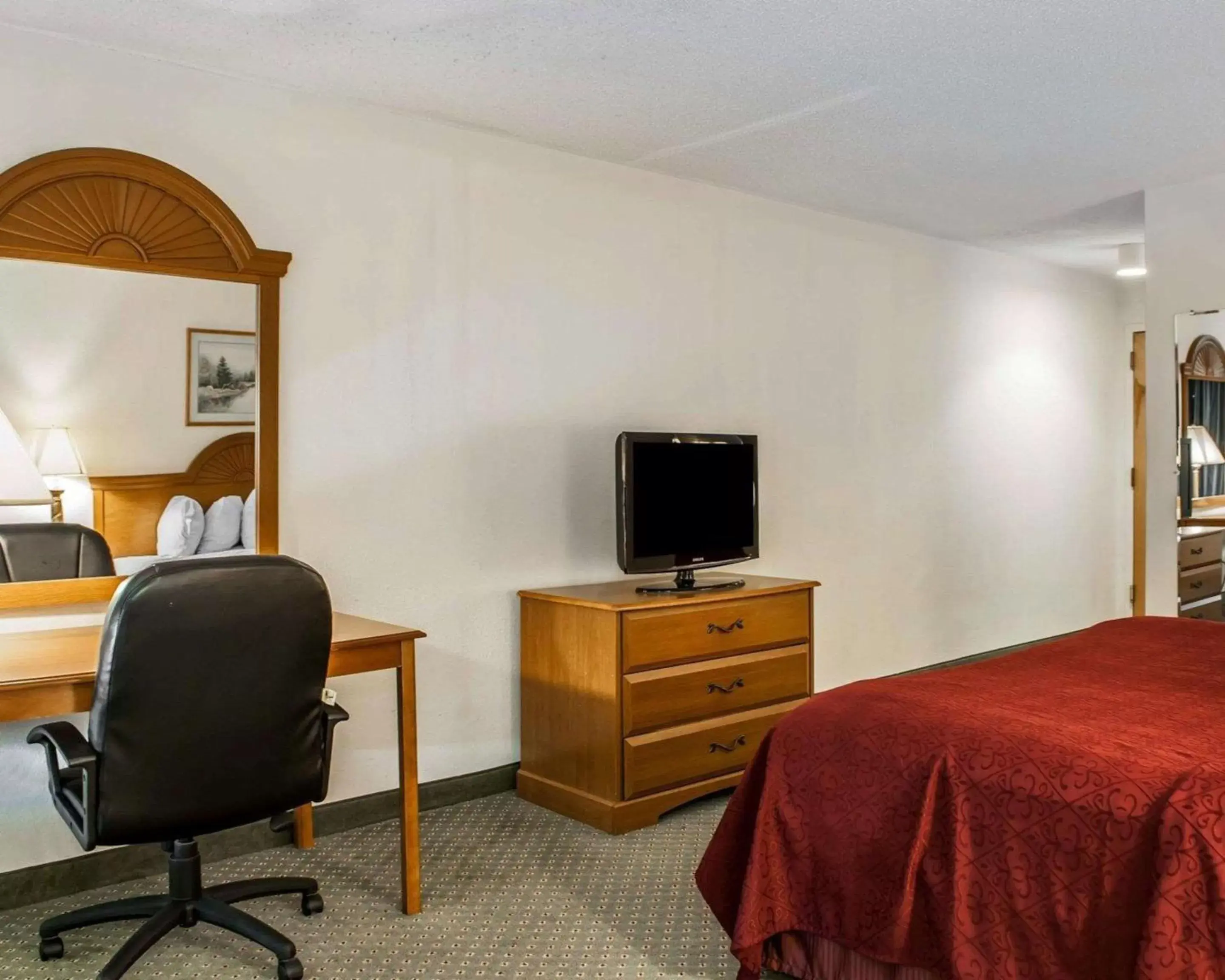 Photo of the whole room, Seating Area in Quality Inn Rochester