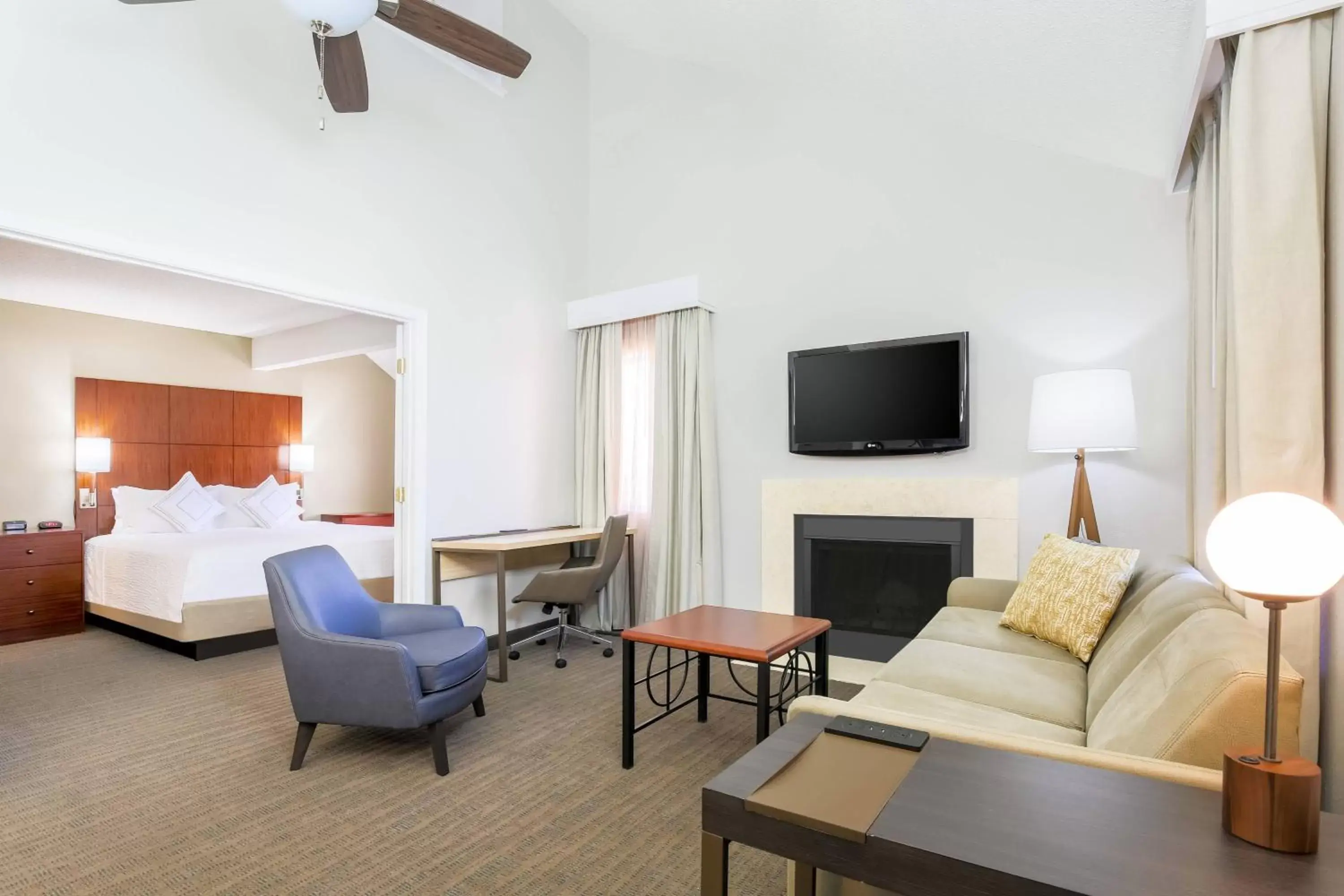 Photo of the whole room, TV/Entertainment Center in Residence Inn by Marriott Atlanta Cumberland/Galleria
