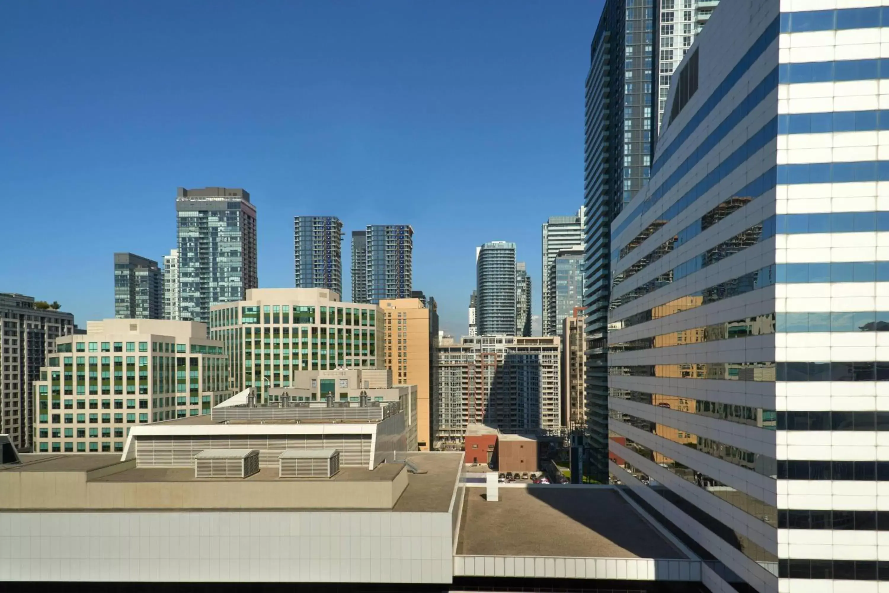 Photo of the whole room in Toronto Marriott City Centre Hotel