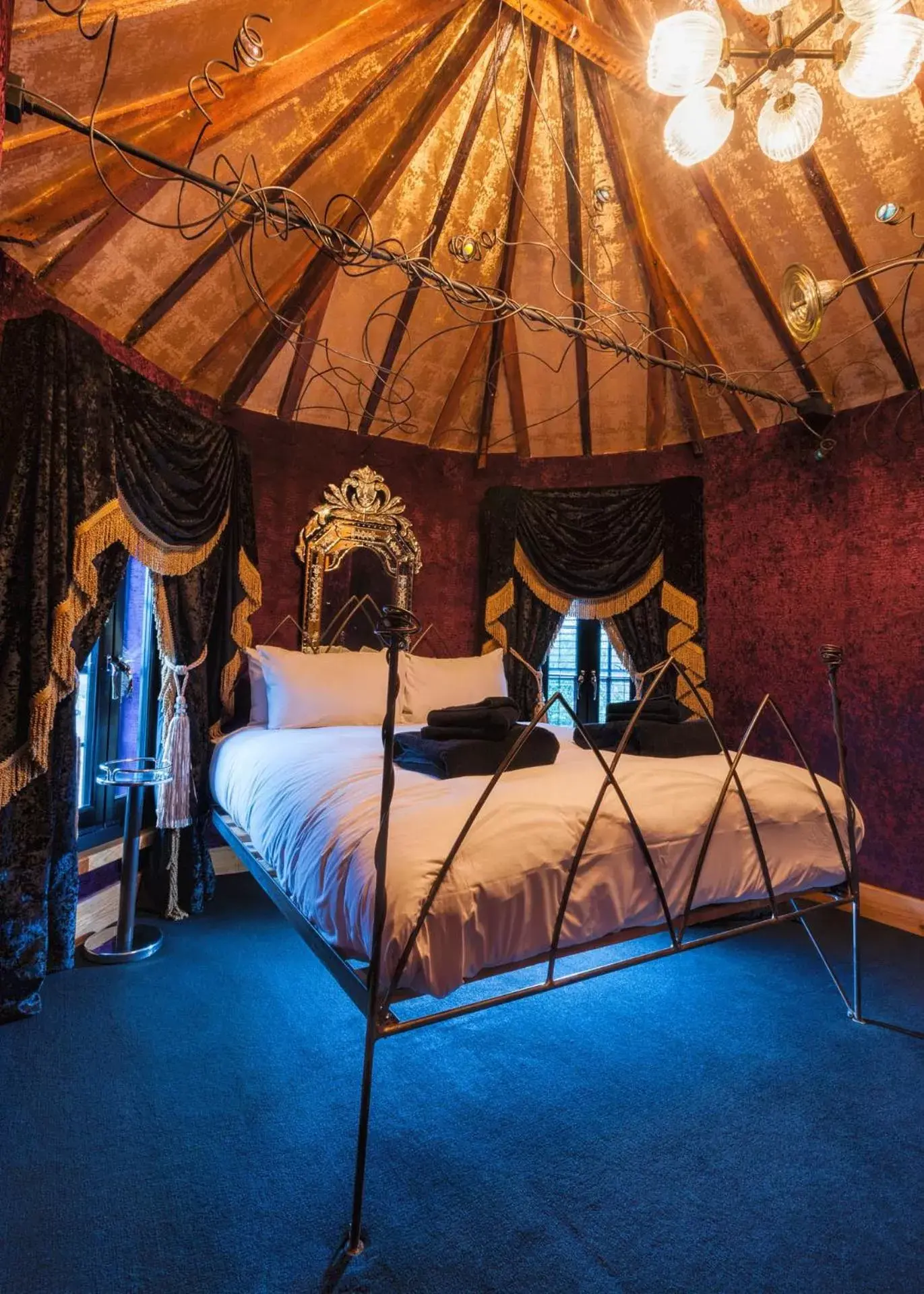Bedroom, Bed in Crazy Bear Stadhampton