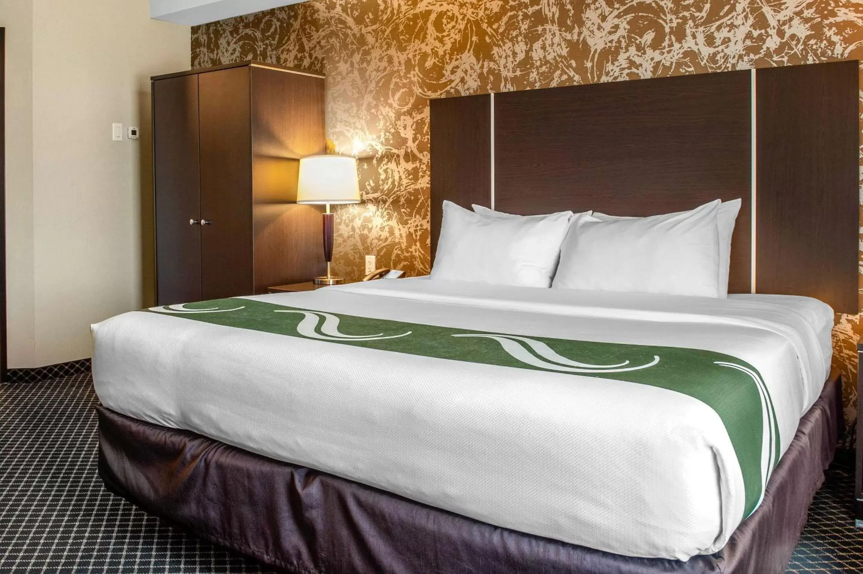 Bedroom, Bed in Quality Inn & Suites Petawawa