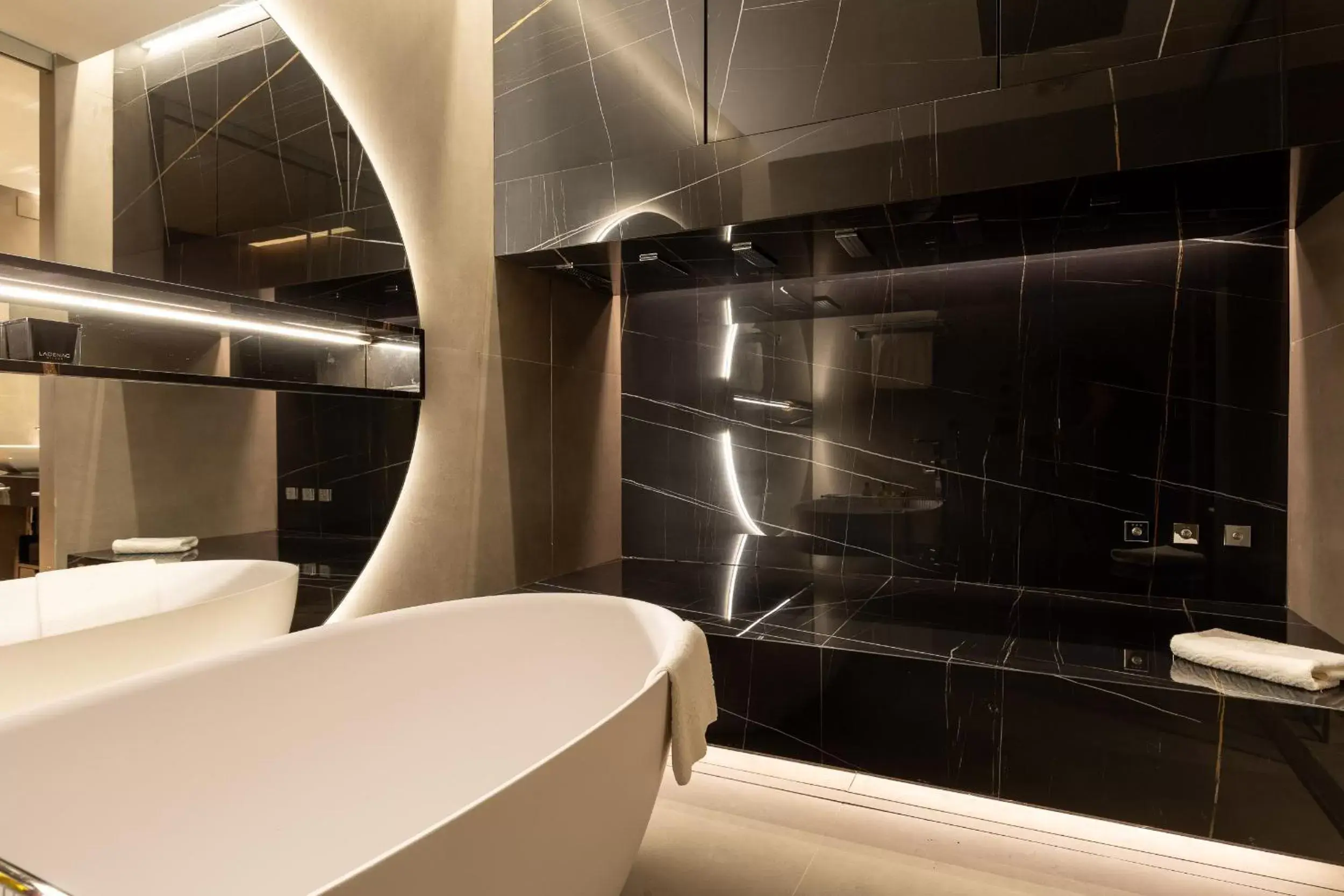 Shower, Bathroom in Wellington Hotel & Spa Madrid