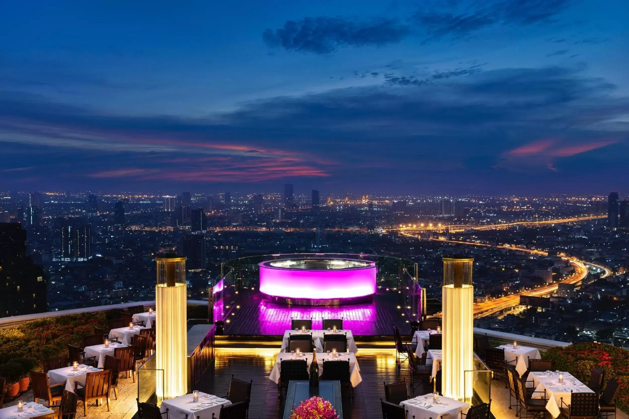 Lounge or bar, Bird's-eye View in lebua at State Tower