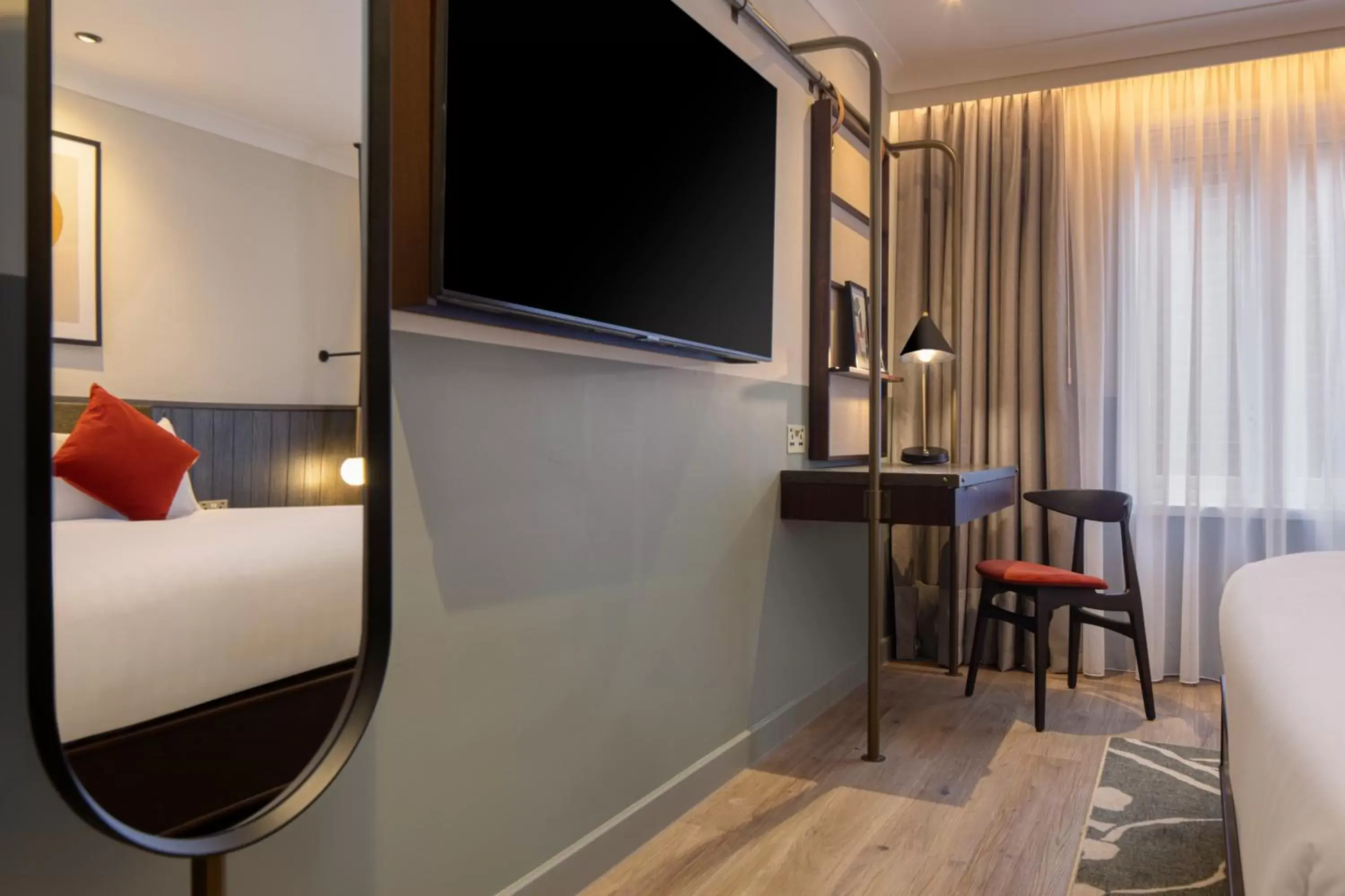 Bedroom, TV/Entertainment Center in The Samuel Ryder Hotel St Albans, Tapestry Collection Hilton