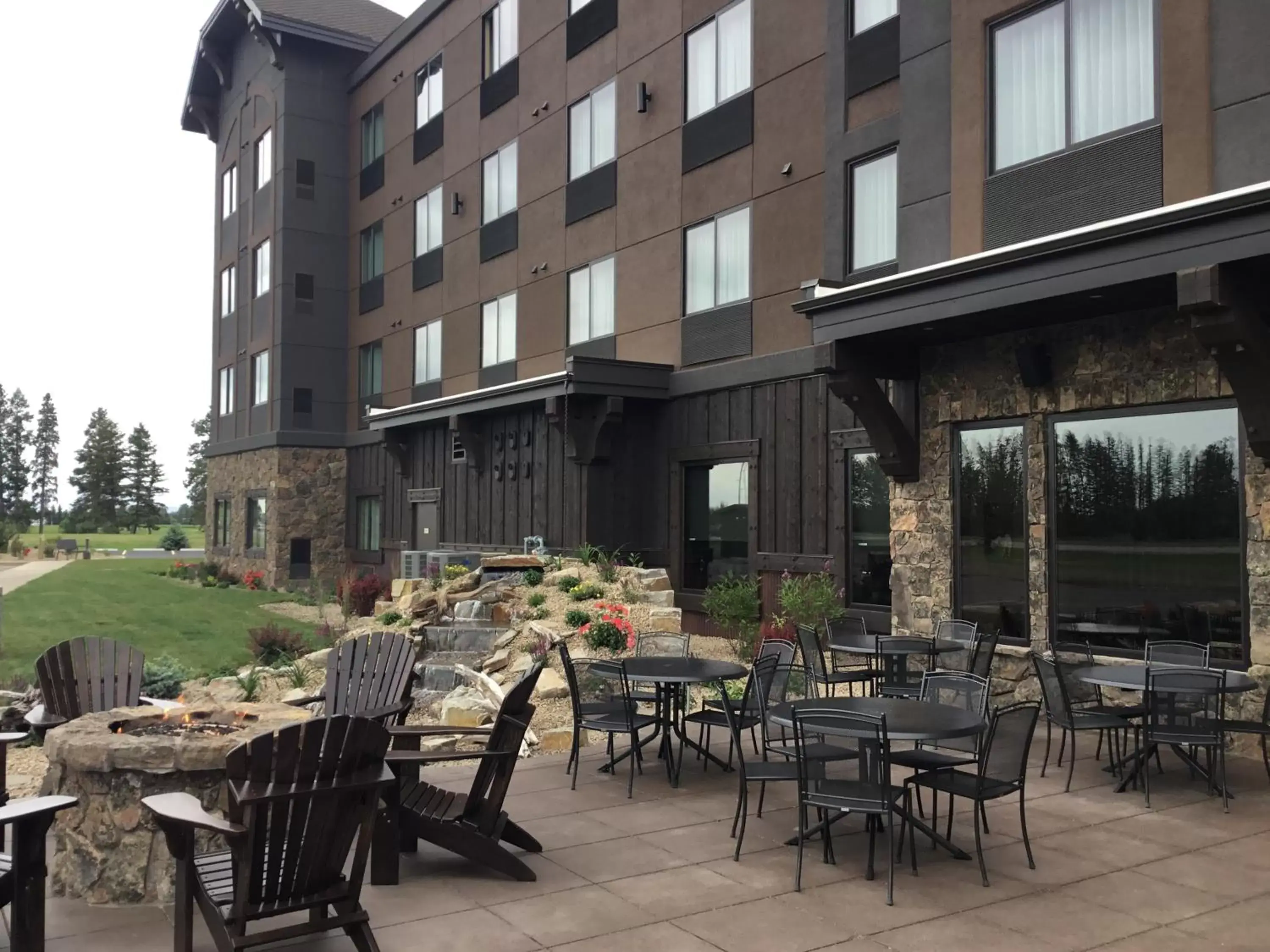 Property building, Restaurant/Places to Eat in Glacier International Lodge