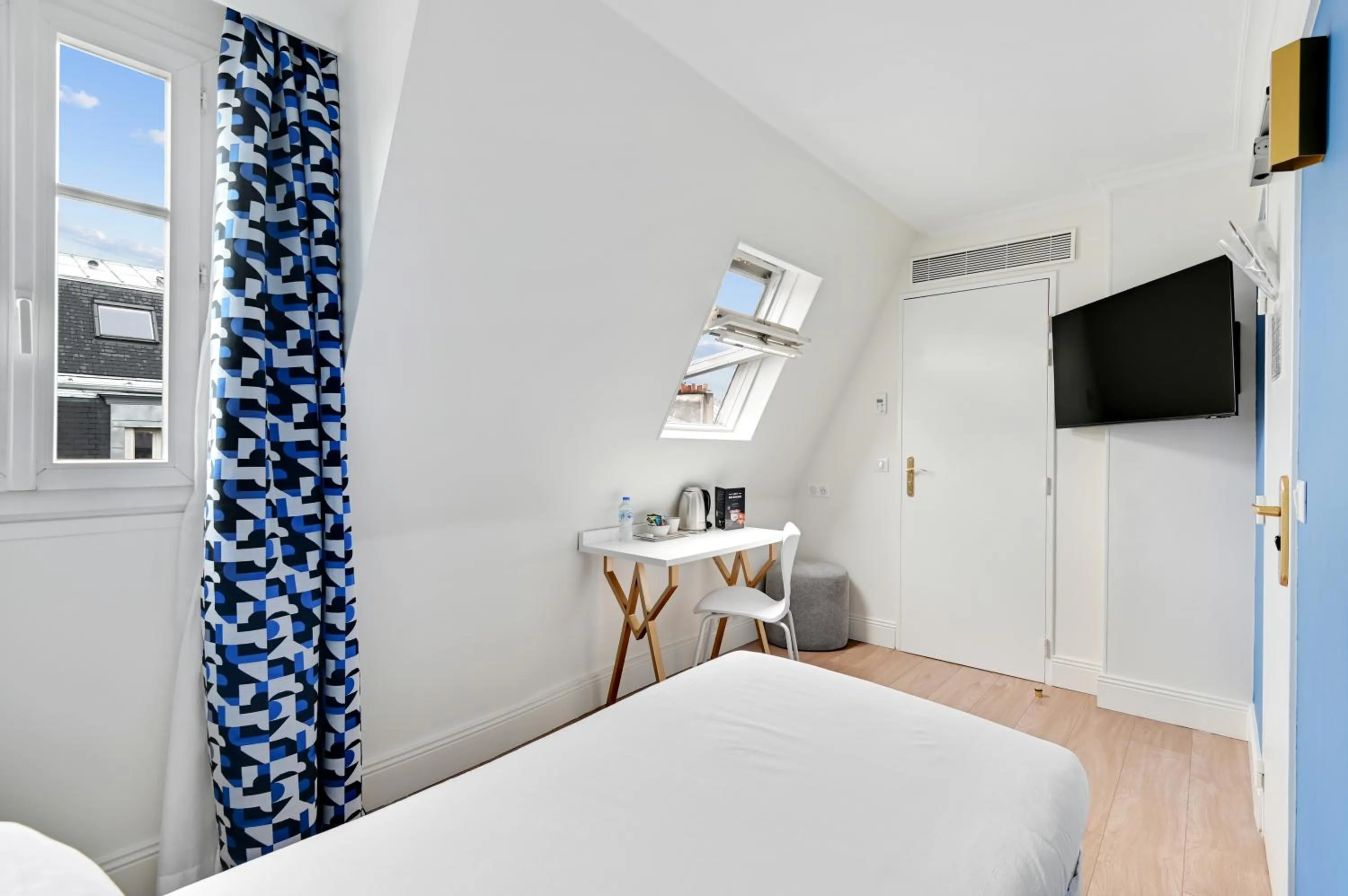 TV and multimedia, Bed in Hotel Elysees Opera