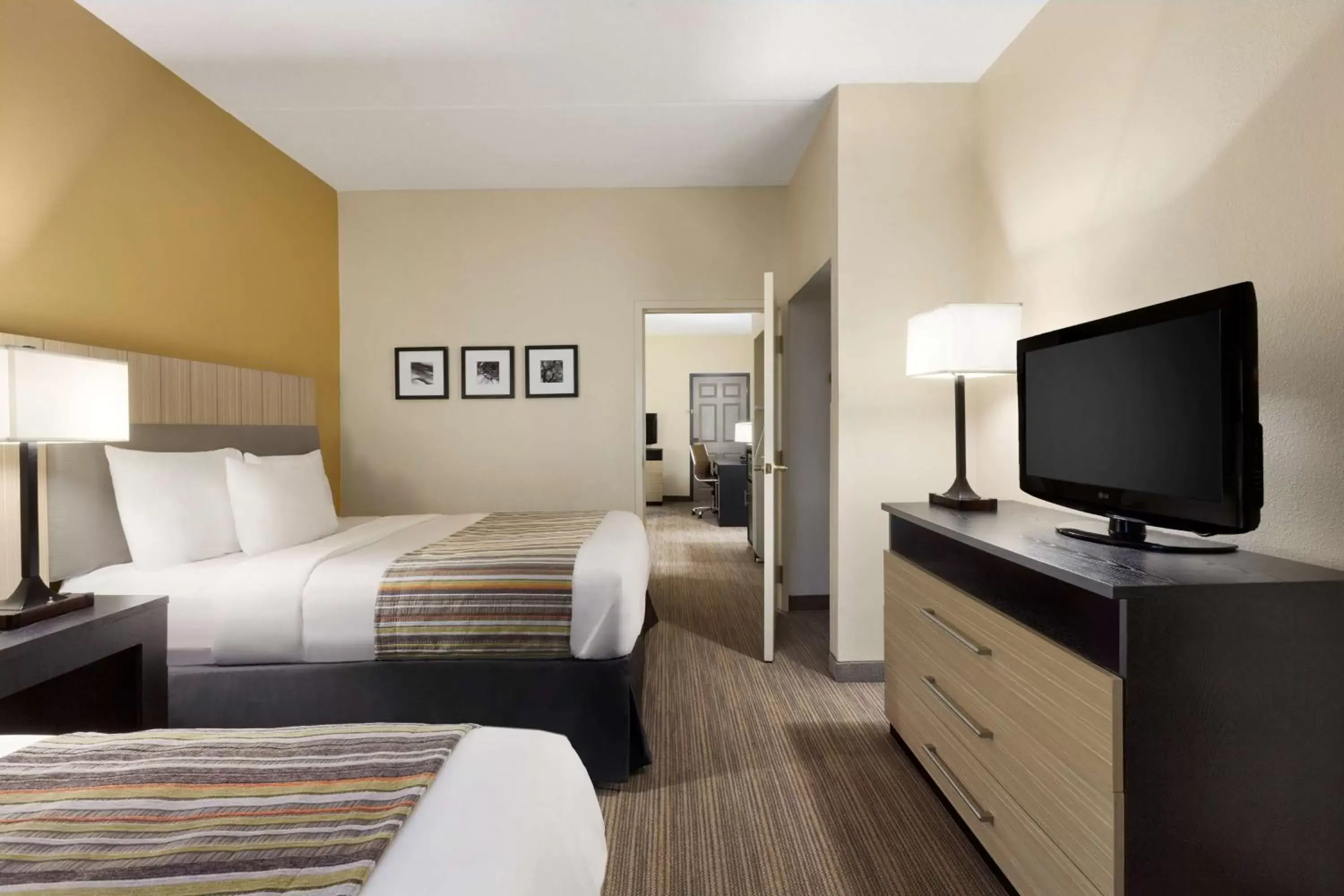 Photo of the whole room, Bed in Country Inn & Suites by Radisson, Dalton, GA
