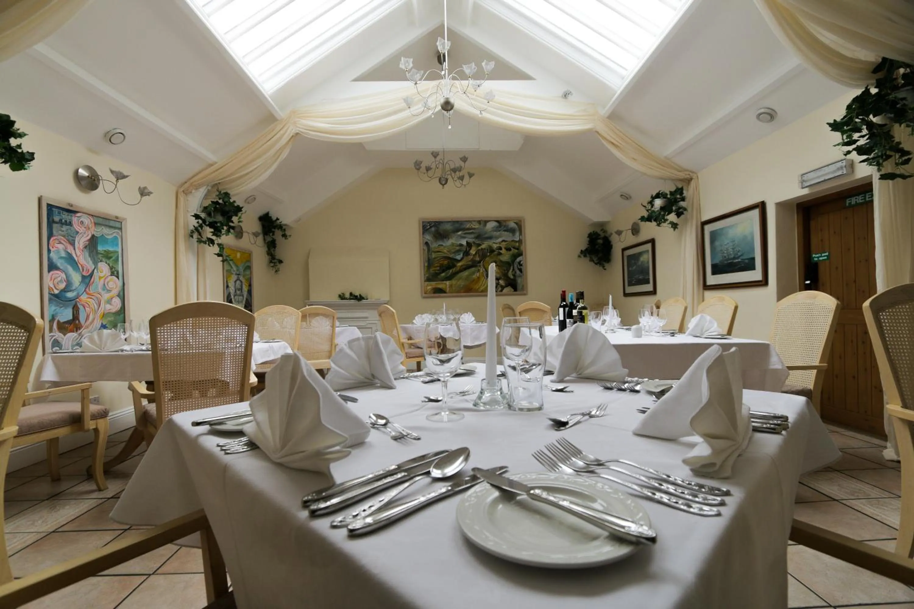 Restaurant/places to eat in Centre Of Britain Hotel