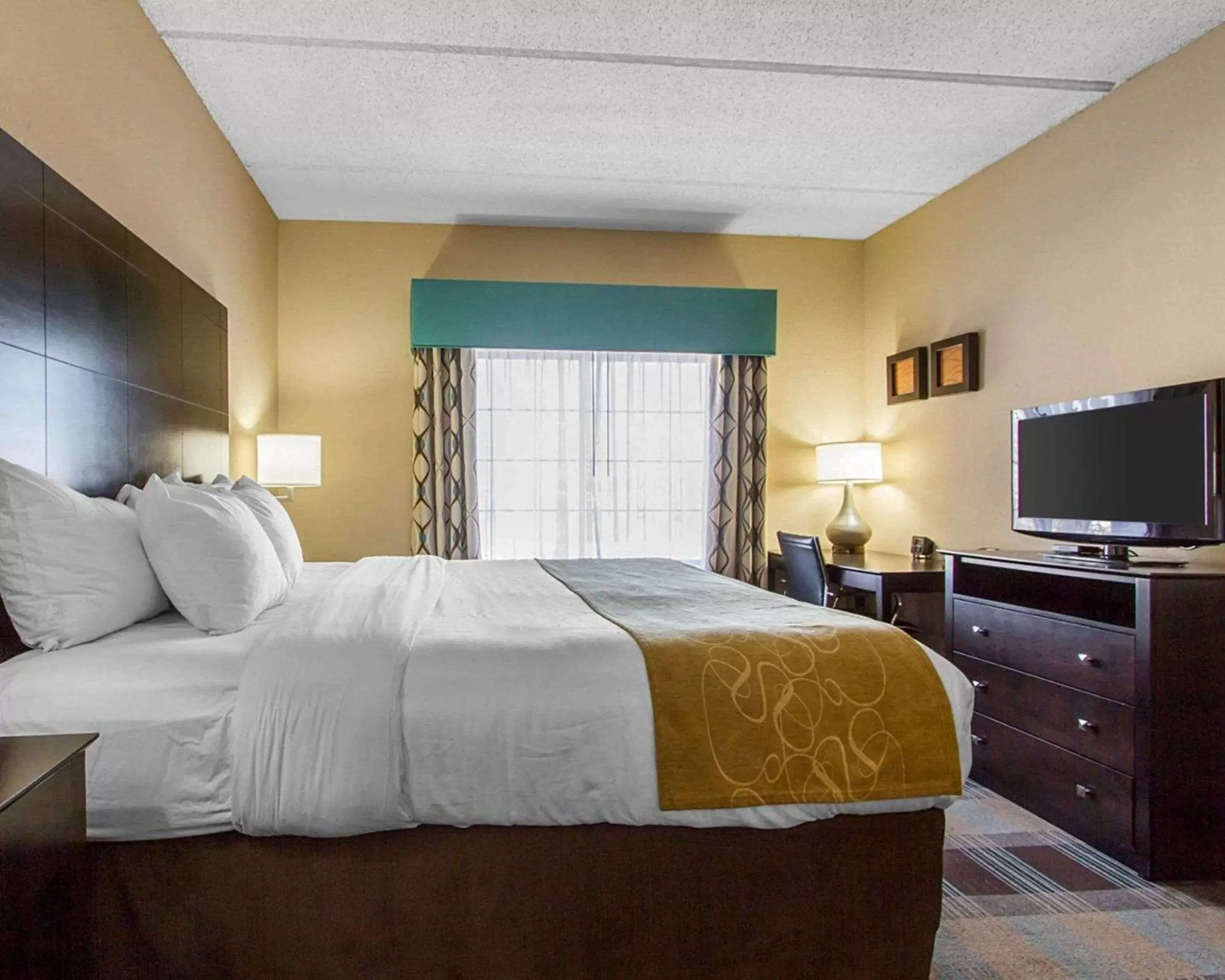 Photo of the whole room, Bed in Comfort Suites Kenner